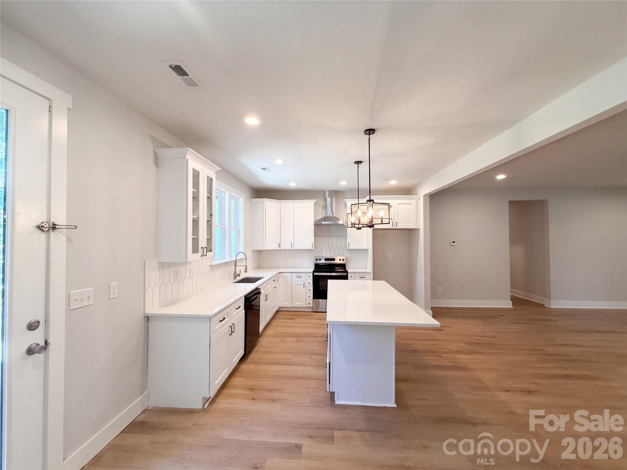 8807 Crestwood Drive Property Photo 3