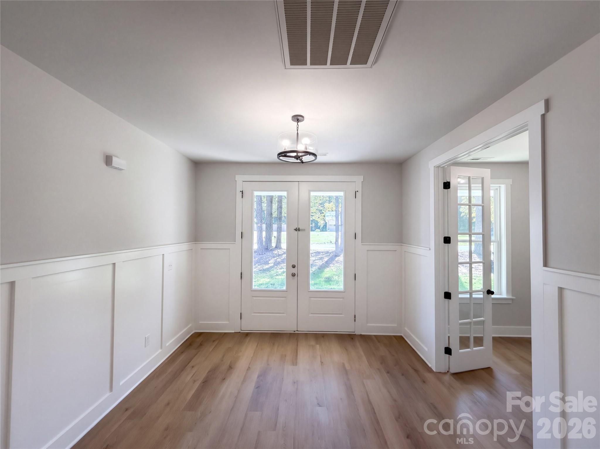 8807 Crestwood Drive Property Photo 8