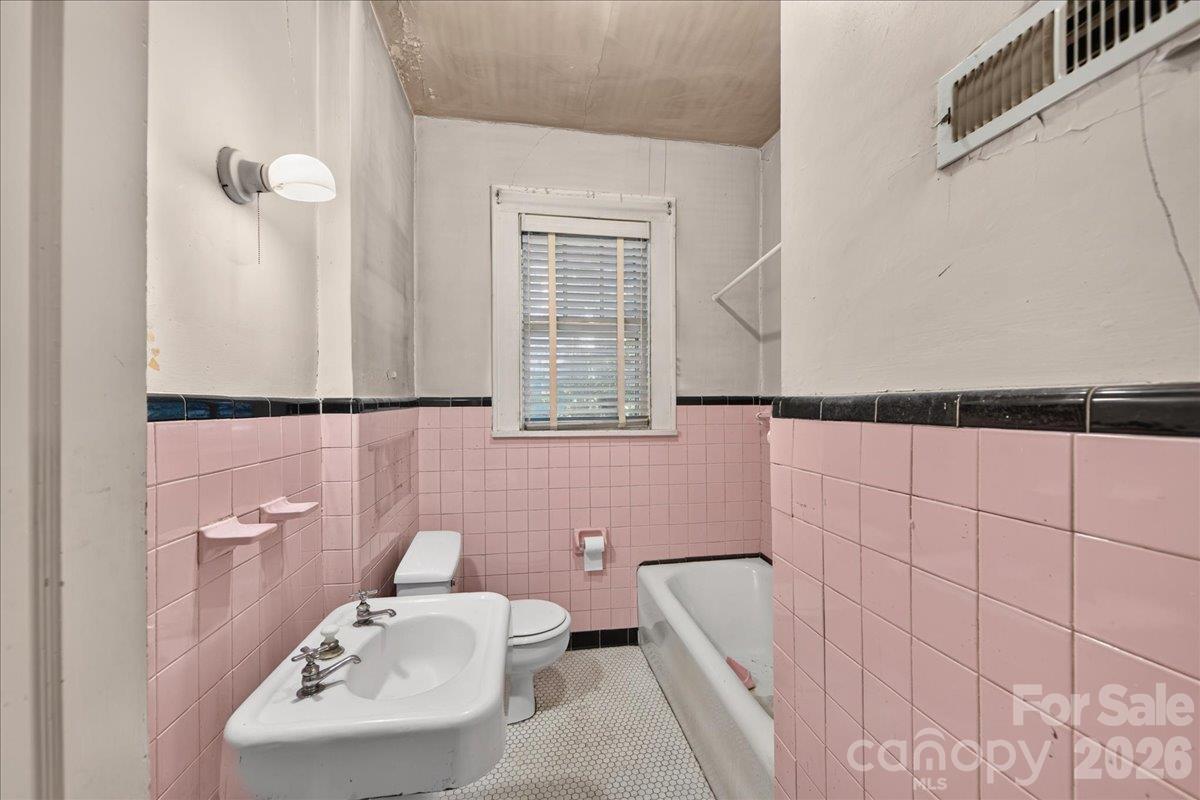 1709 The Plaza None Property Photo 11