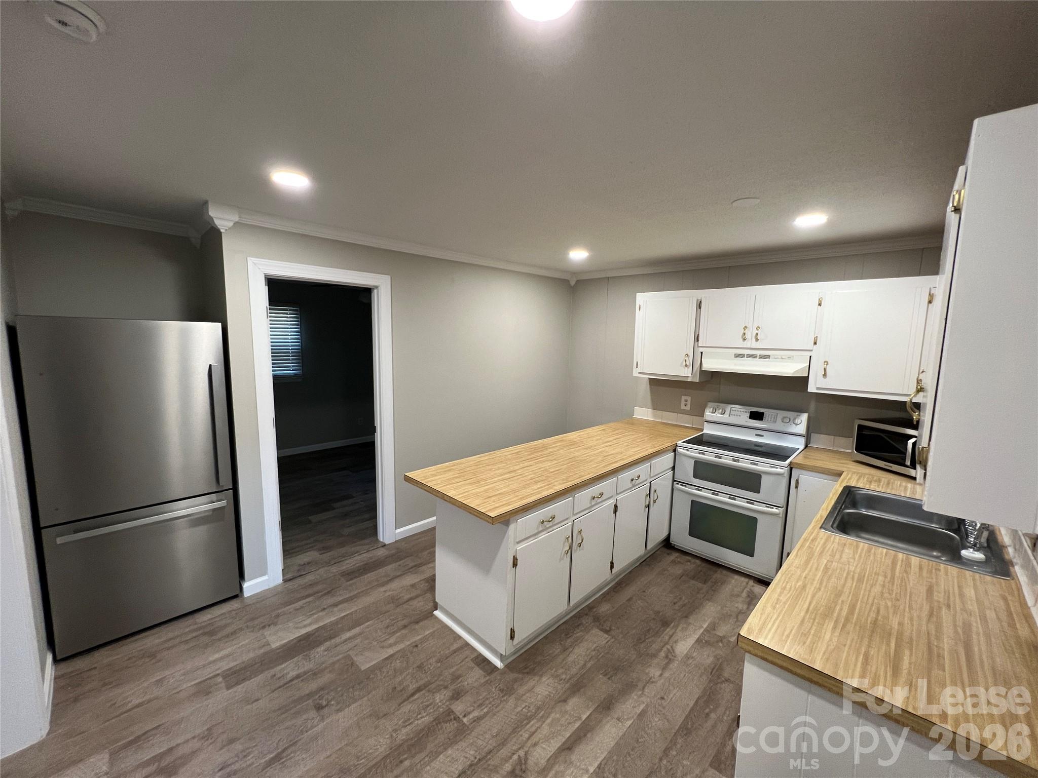 1302 White Lane Property Photo 5