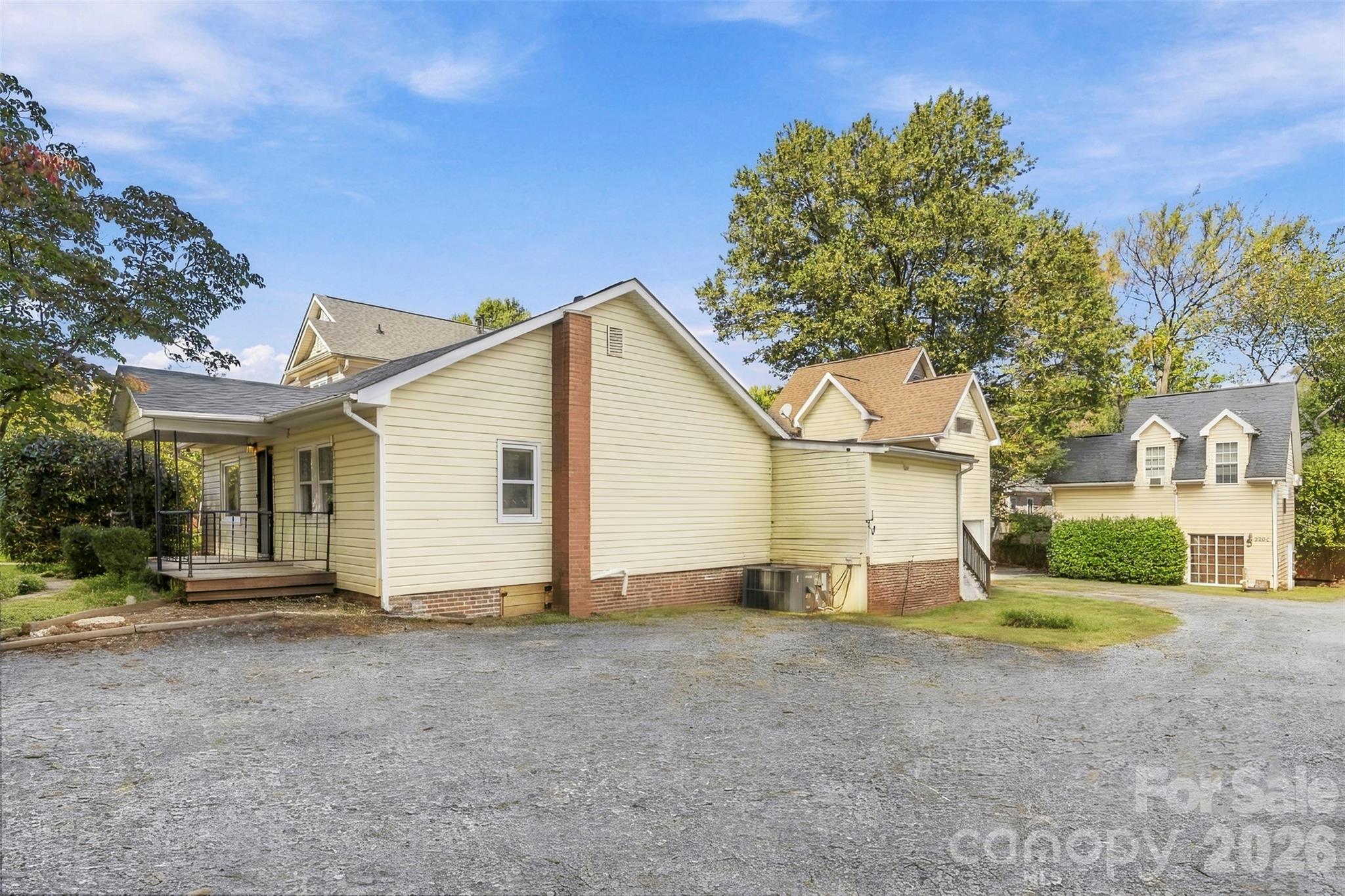 220 Armour Street Property Photo 4