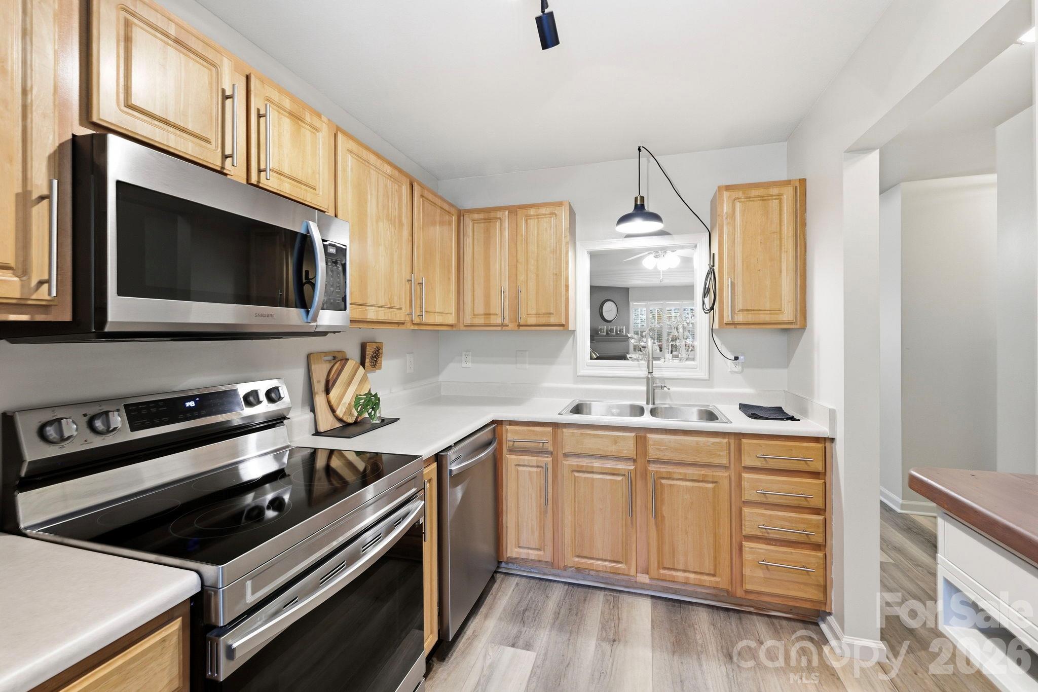 805 Carlyle Way Property Photo 6