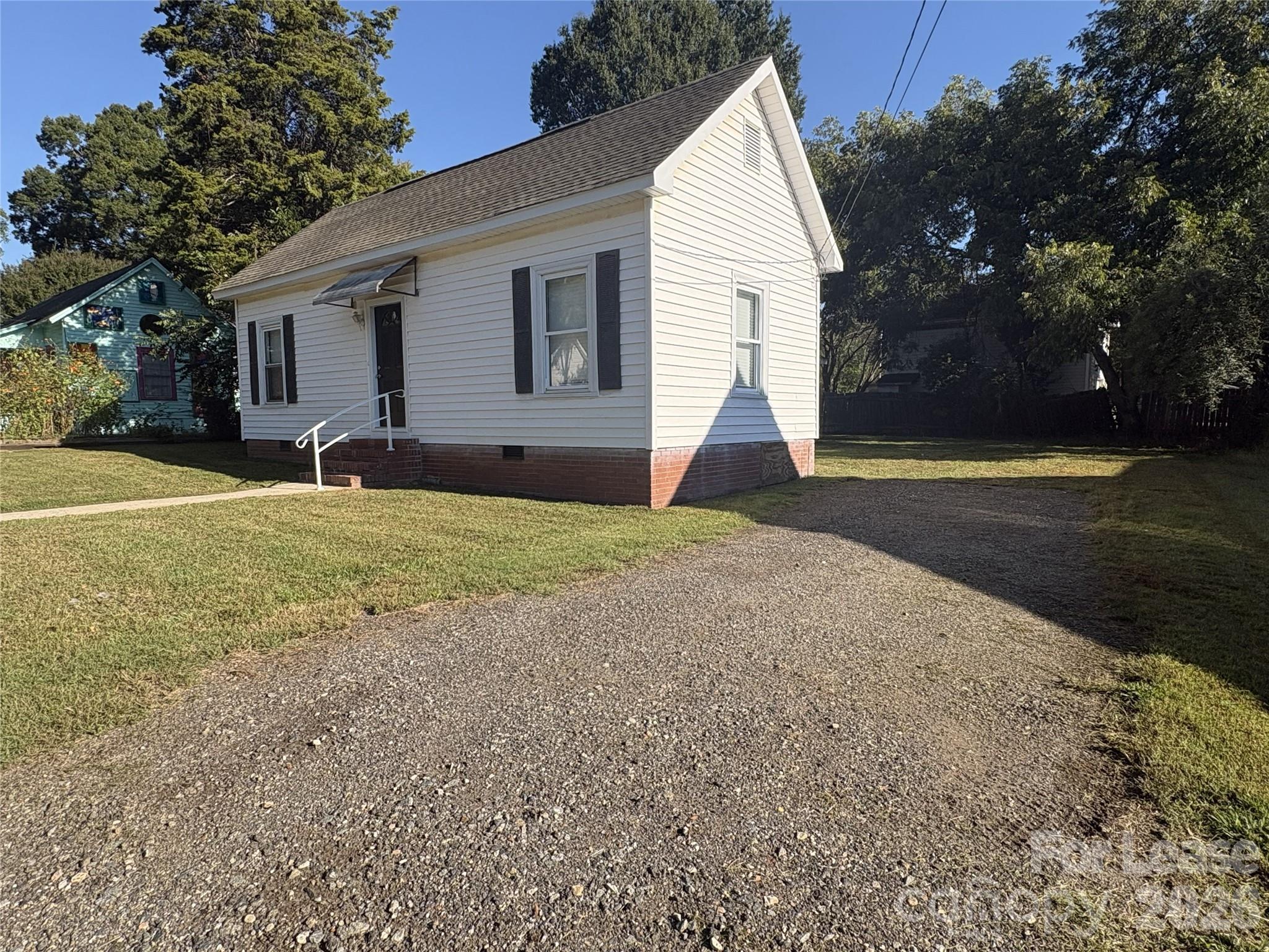 332 E Lowrance Avenue Property Photo 2
