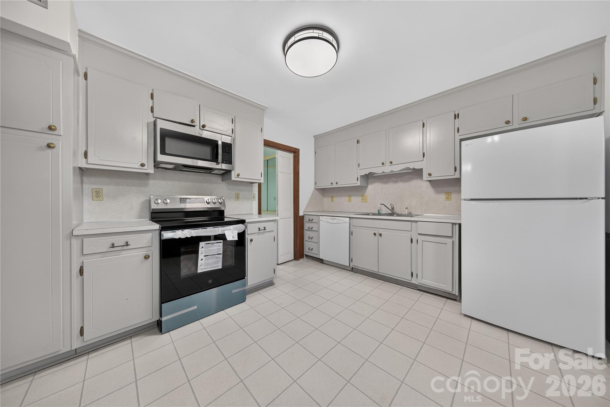 6869 Dumbarton Drive Property Photo 7