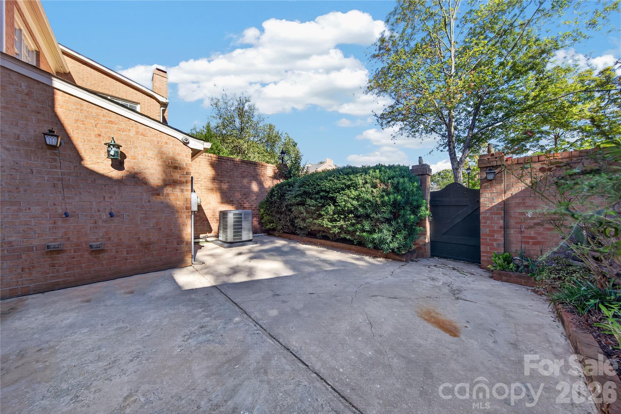 6869 Dumbarton Drive Property Photo 24