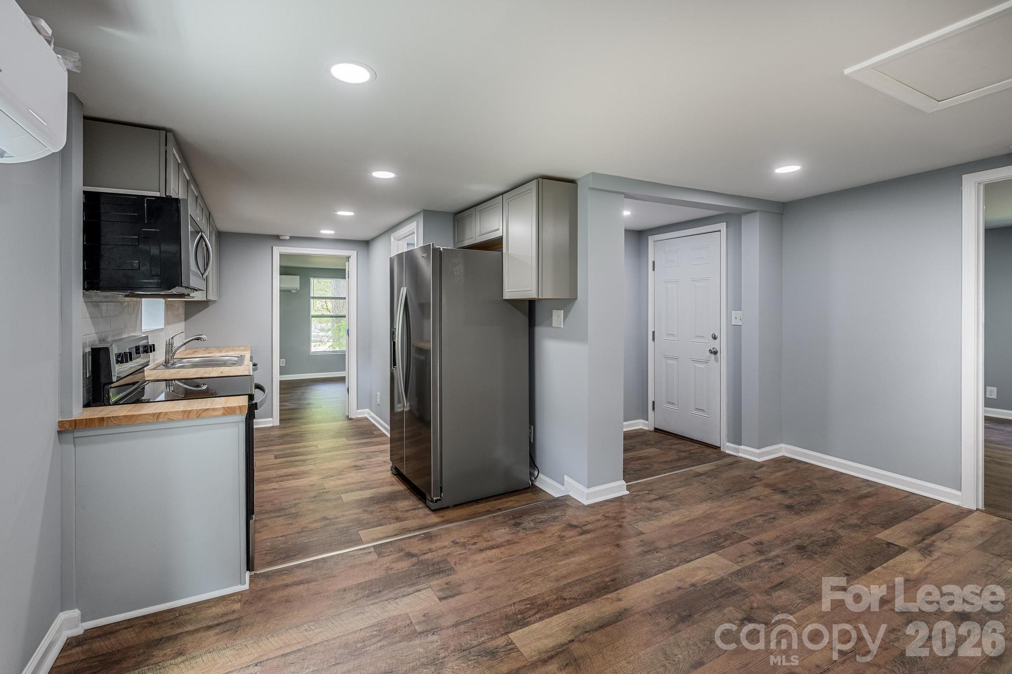 19513 Meridian Street Property Photo 6