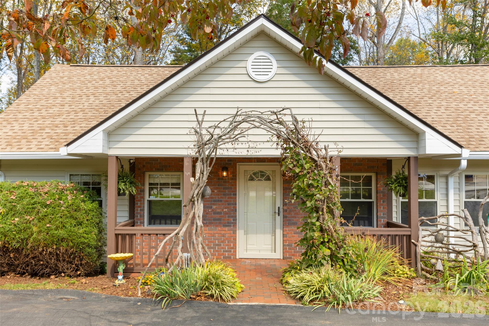 442 Armstrong Avenue Property Photo 2
