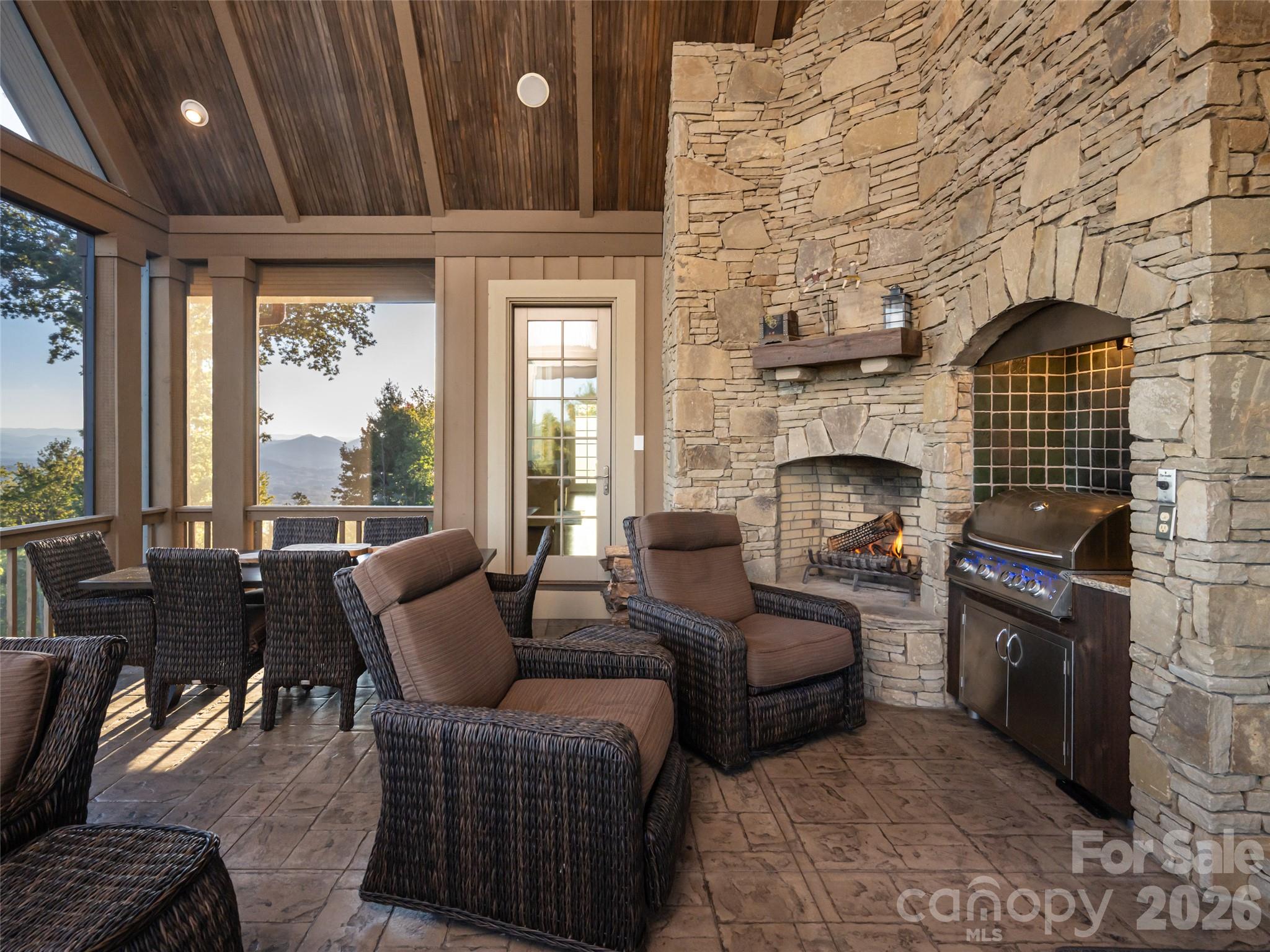 637 Altamont View Property Photo 18