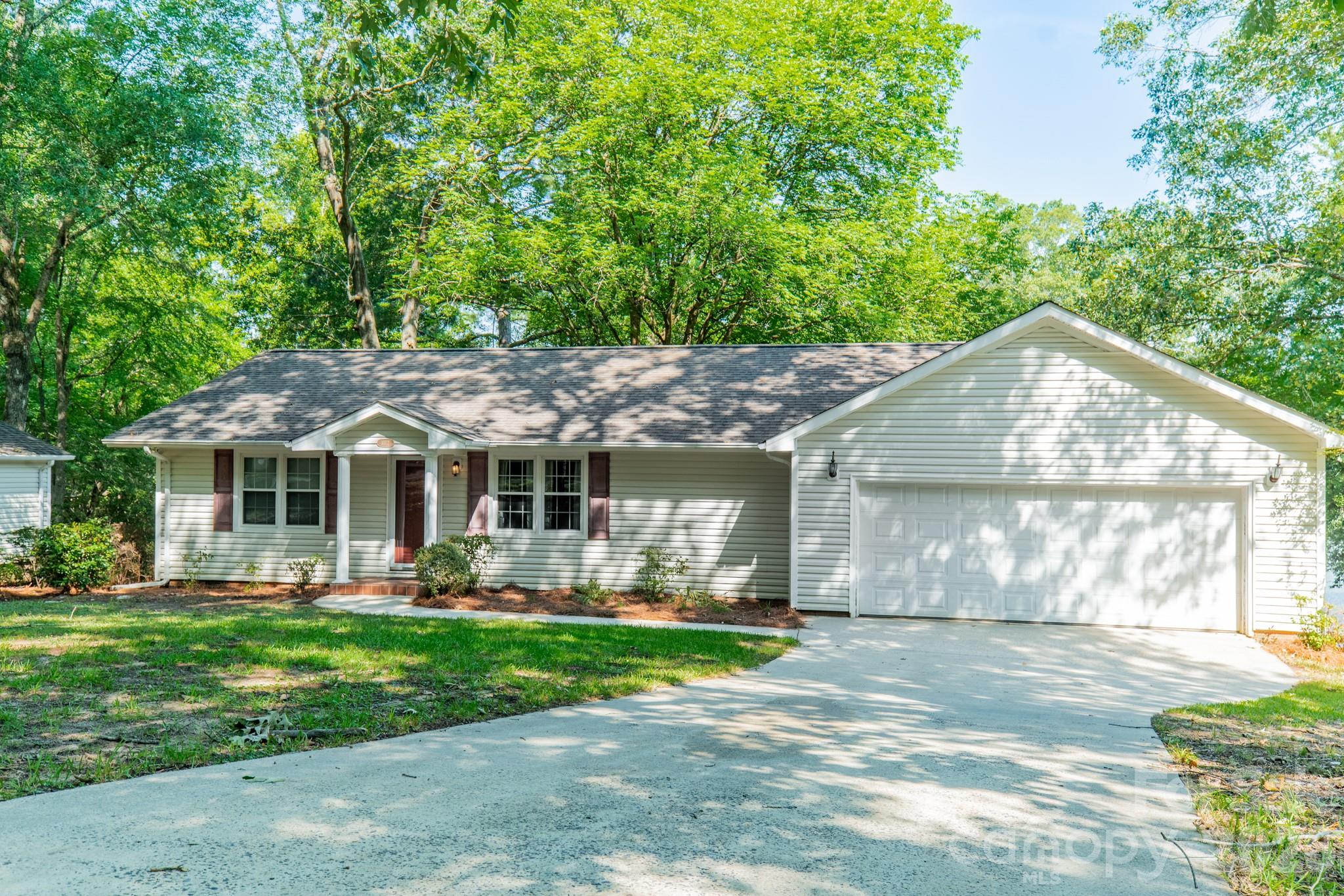 1077 E Shore Drive Property Photo 1