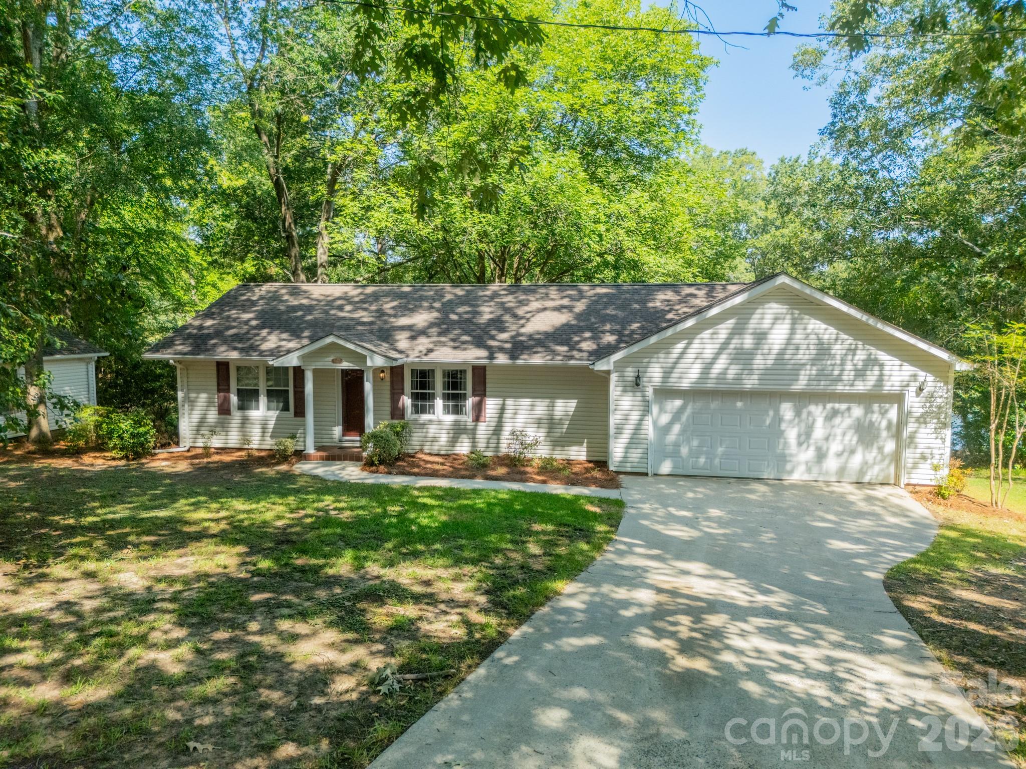 1077 E Shore Drive Property Photo 5