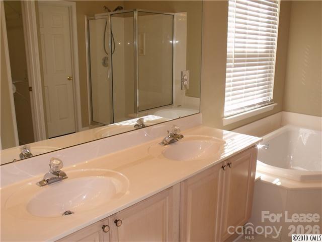 1045 Muirfield Drive Property Photo 9