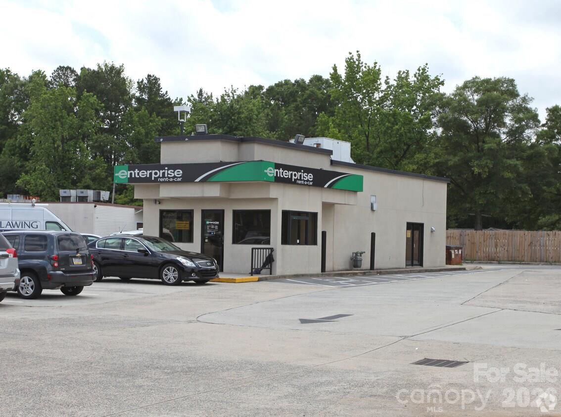 5122, 5112, 5100 Independence Boulevard Property Photo 2