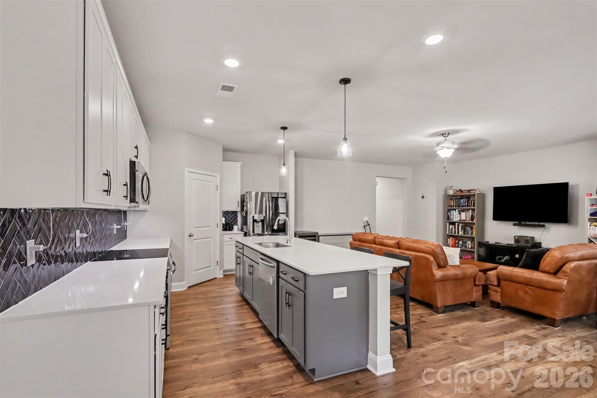 1301 Black Walnut Street Property Photo 6