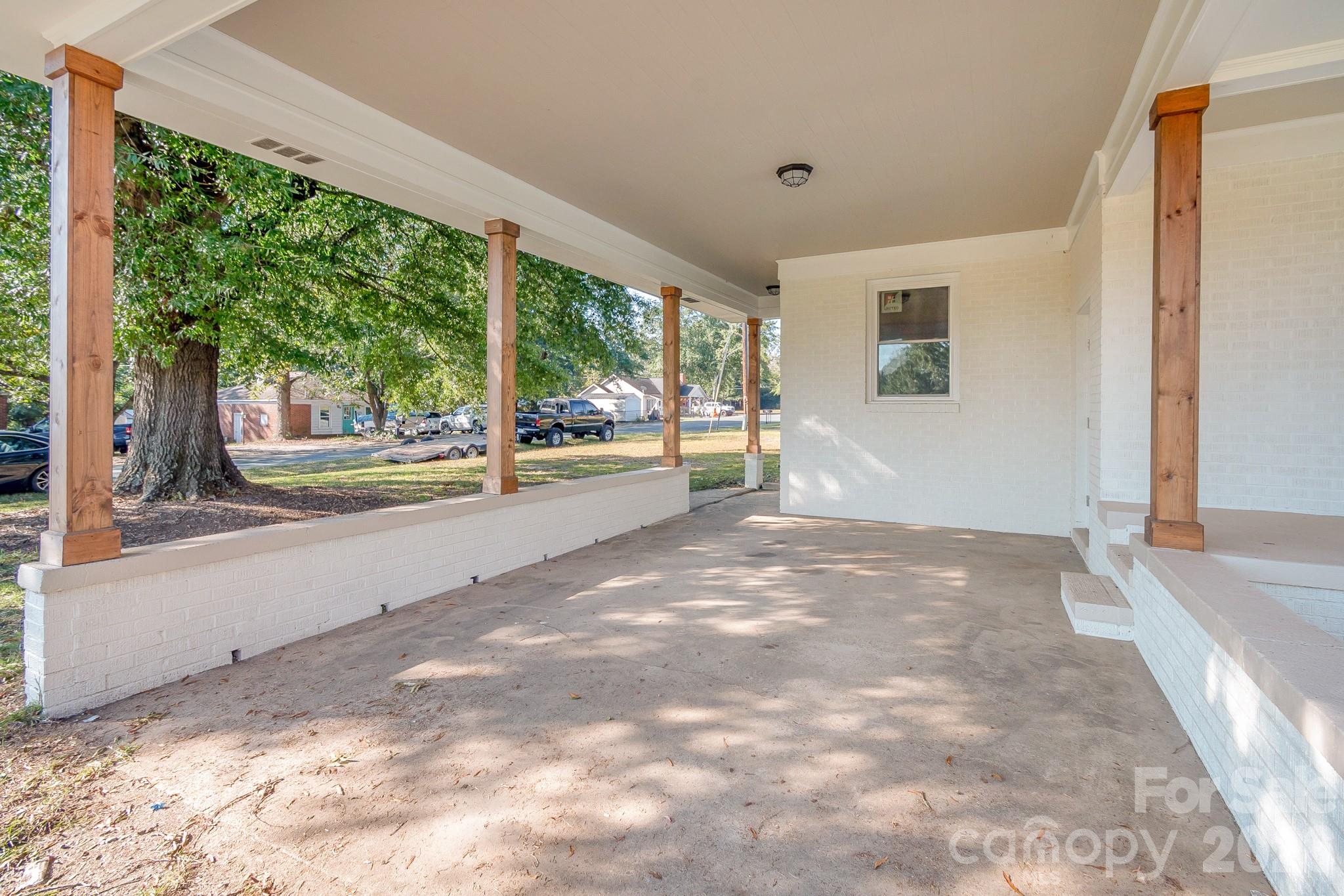 212 S Sycamore Street Property Photo 4