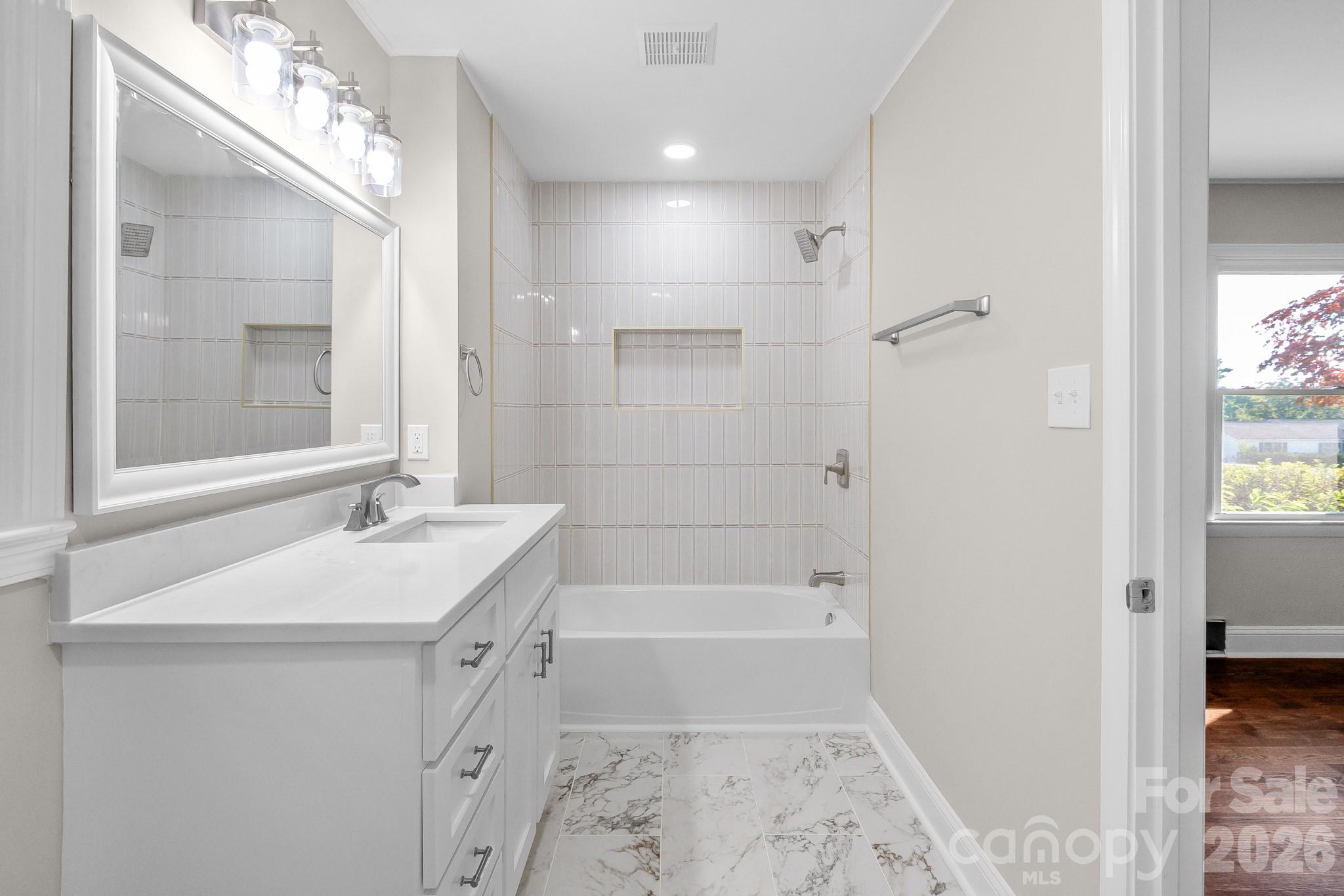 212 S Sycamore Street Property Photo 5