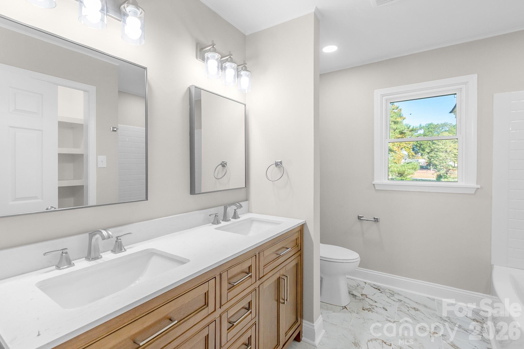 212 S Sycamore Street Property Photo 7