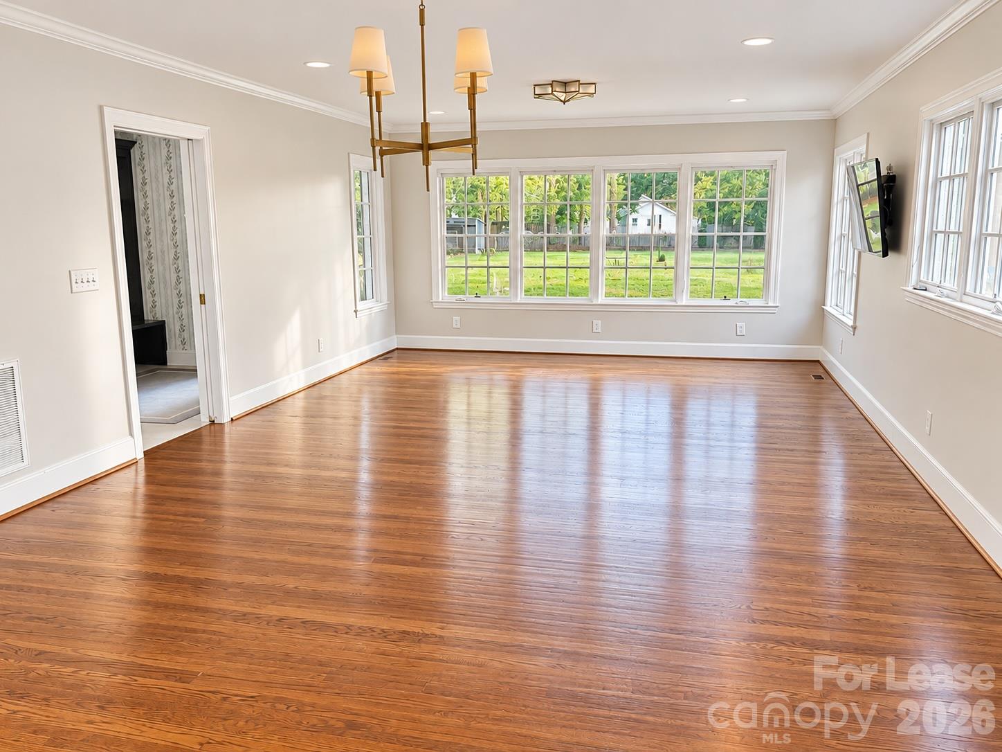 1524 S Wendover Road Property Photo 6