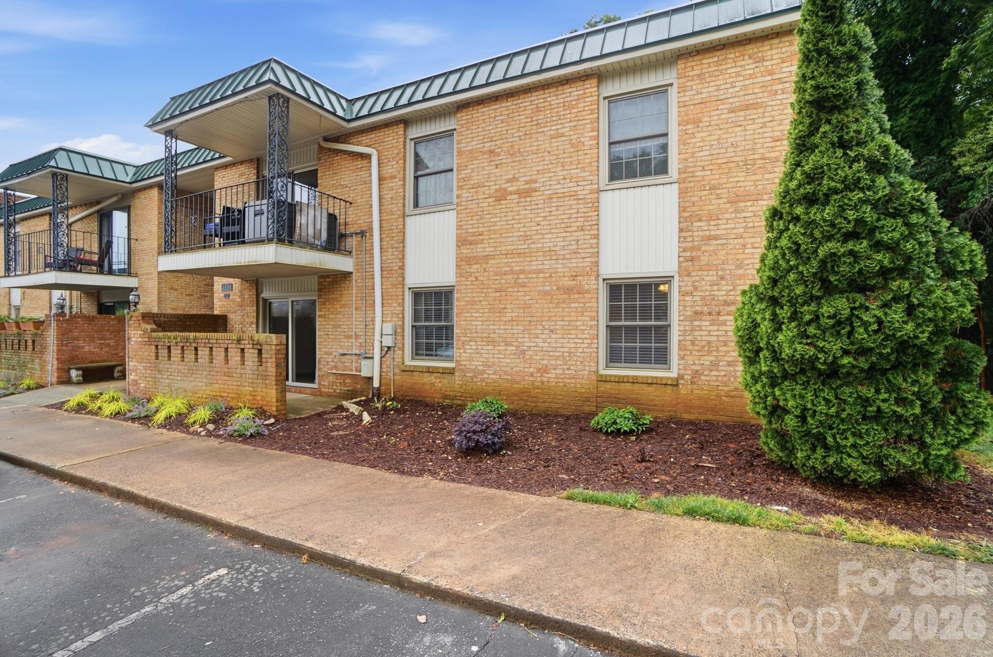 4754 Hedgemore Drive N Property Photo 2