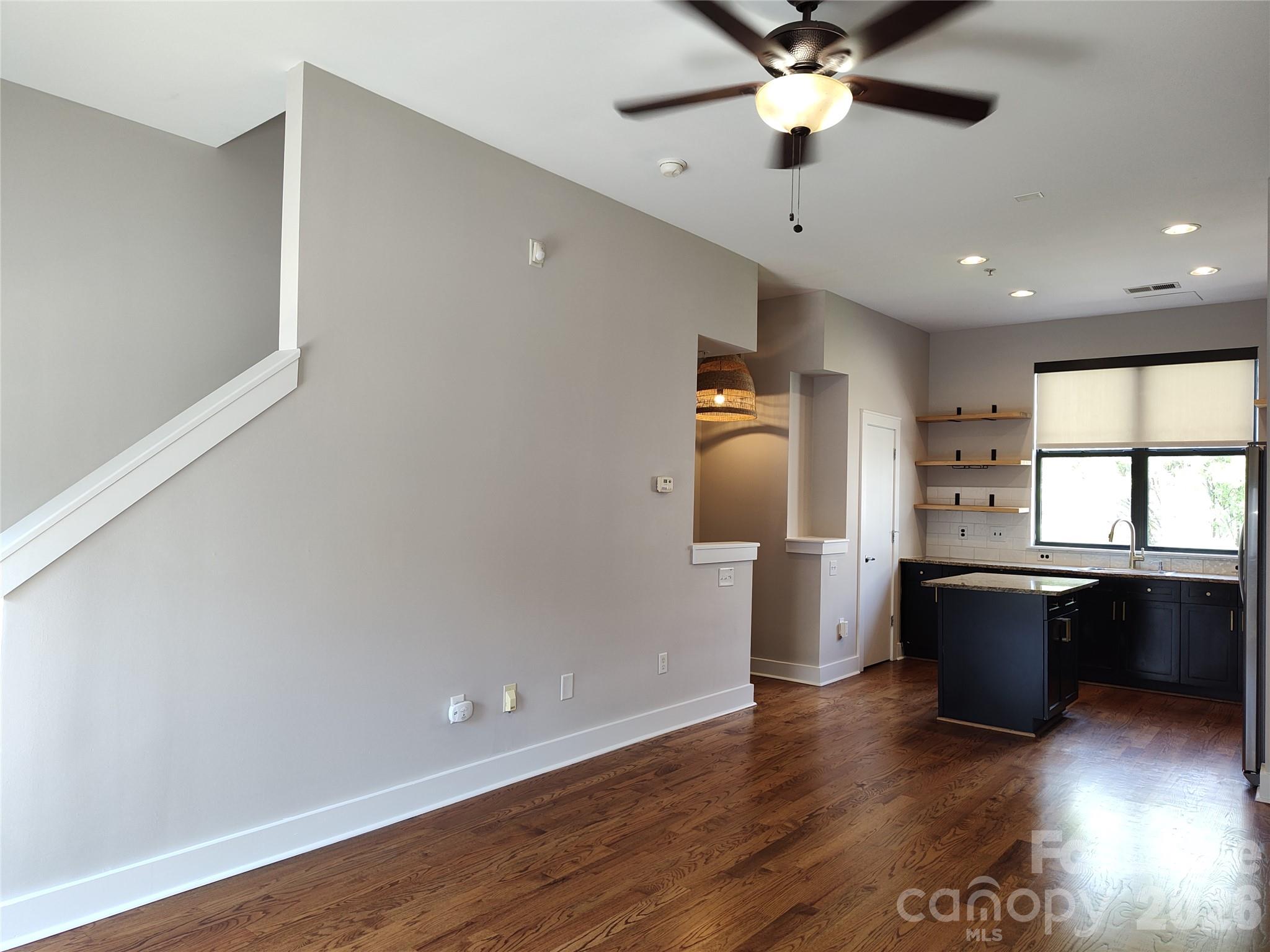 926 E 8th Street Property Photo 2