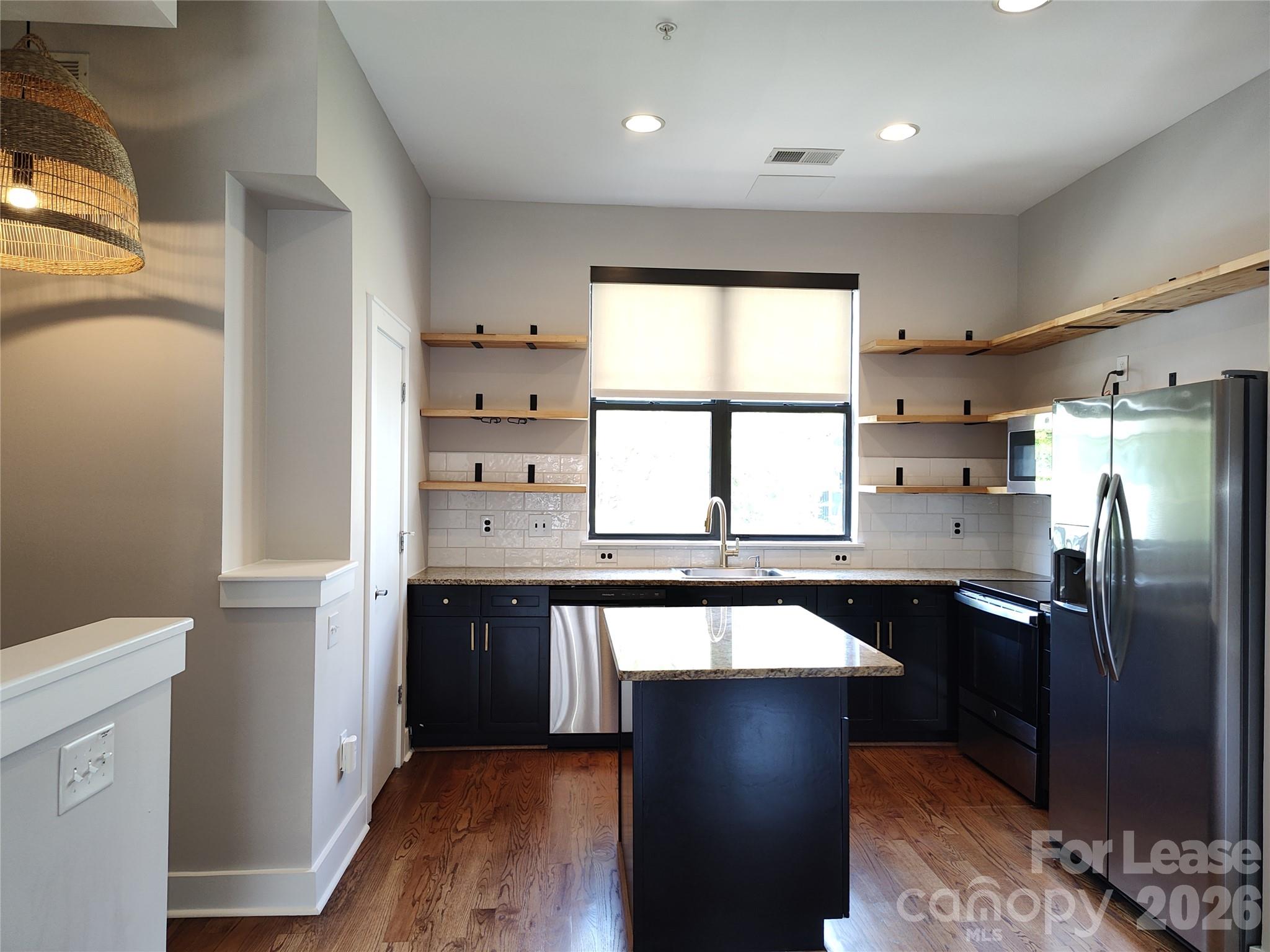 926 E 8th Street Property Photo 3