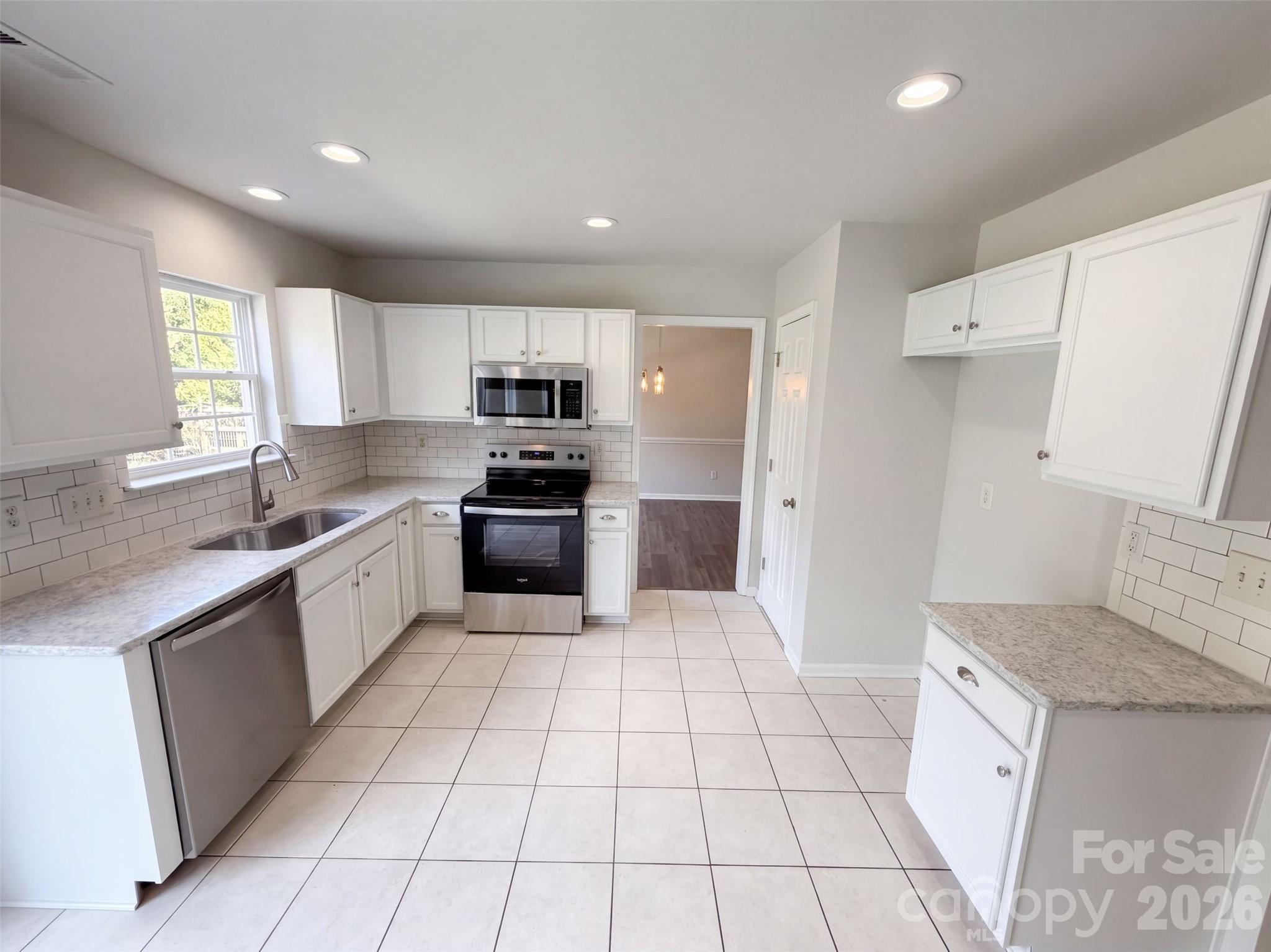 815 Southridge Drive Property Photo 2