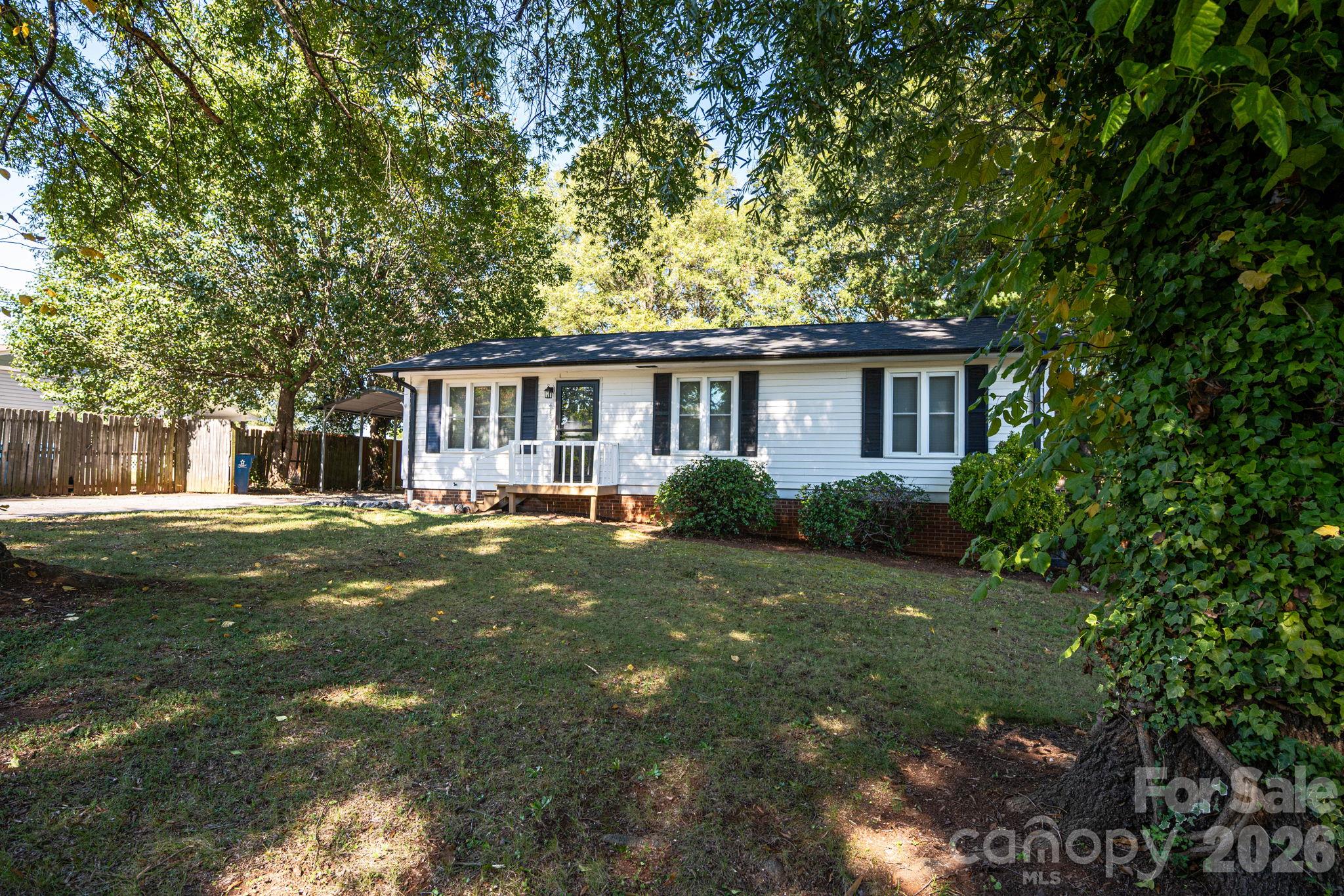 413 E Klutz Street Property Photo 4