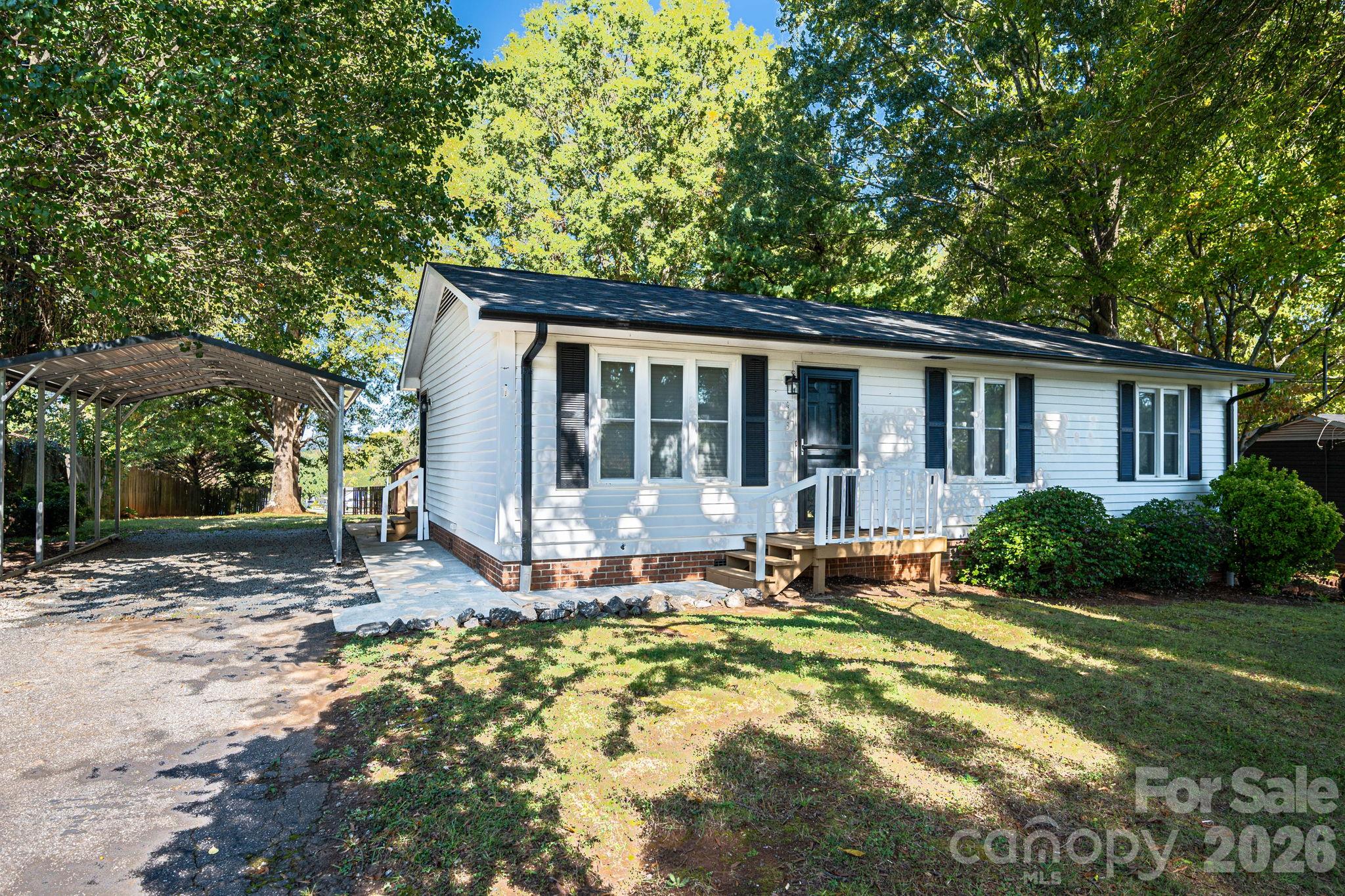 413 E Klutz Street Property Photo 6