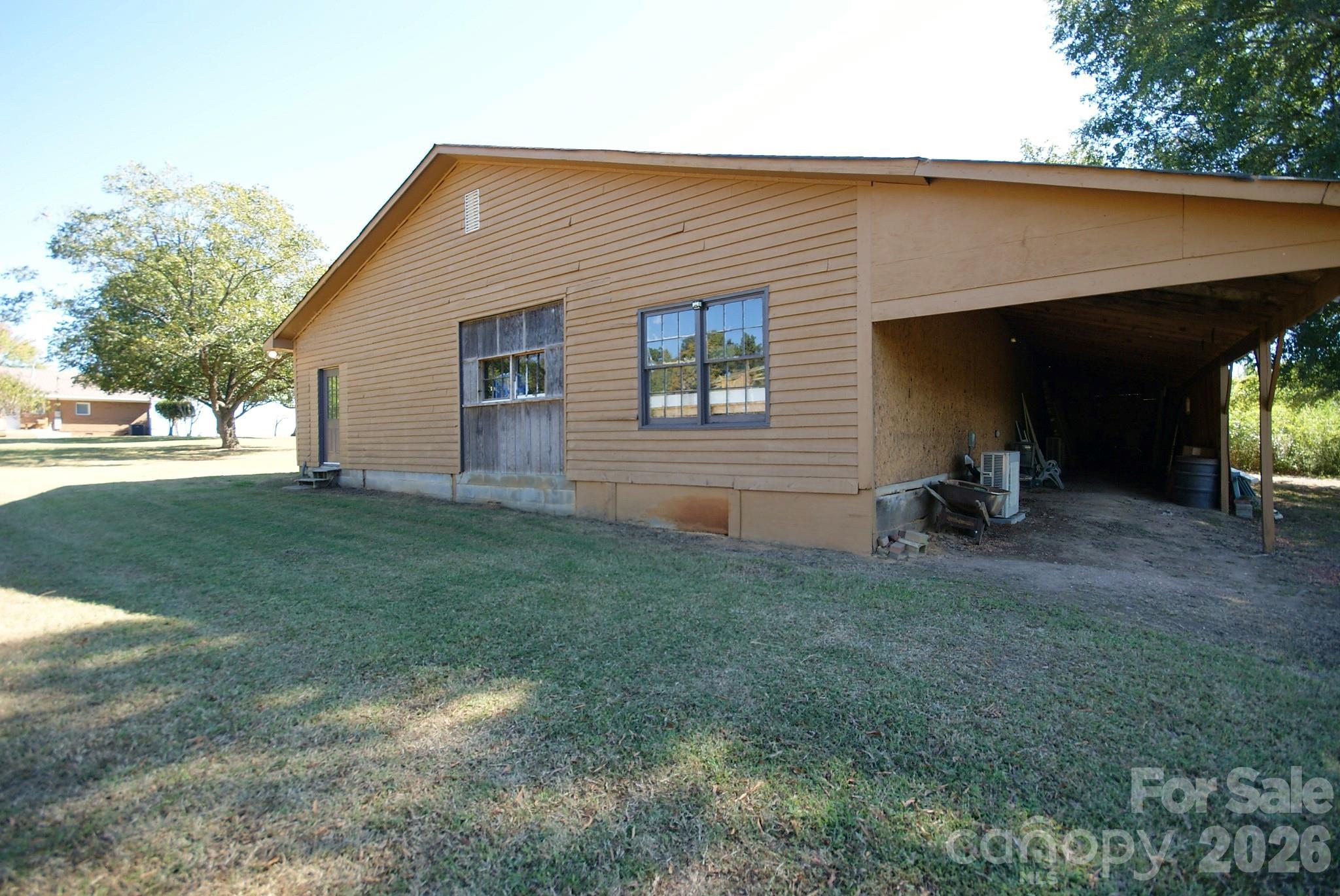 2122 Griffith Road Property Photo 4