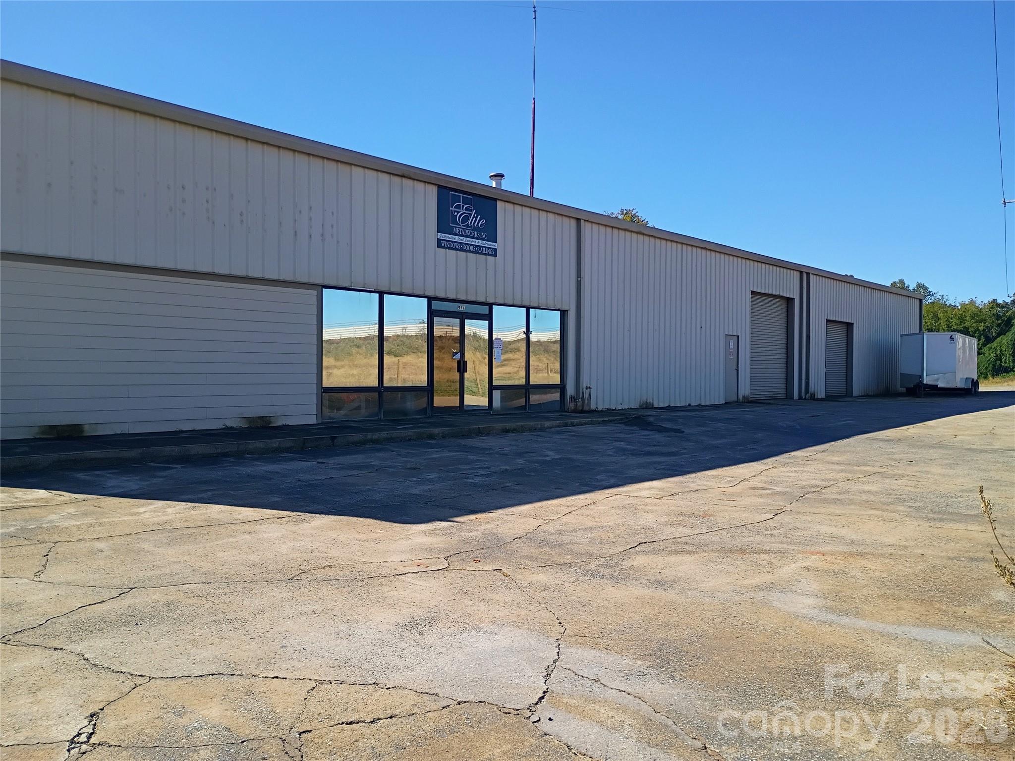 911 Railroad Avenue Property Photo 1