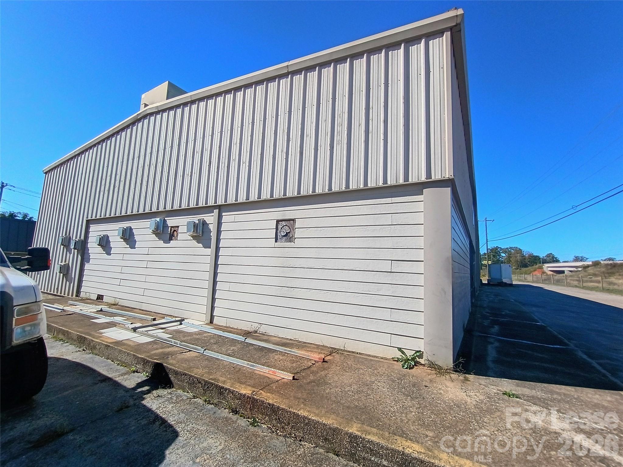 911 Railroad Avenue Property Photo 3