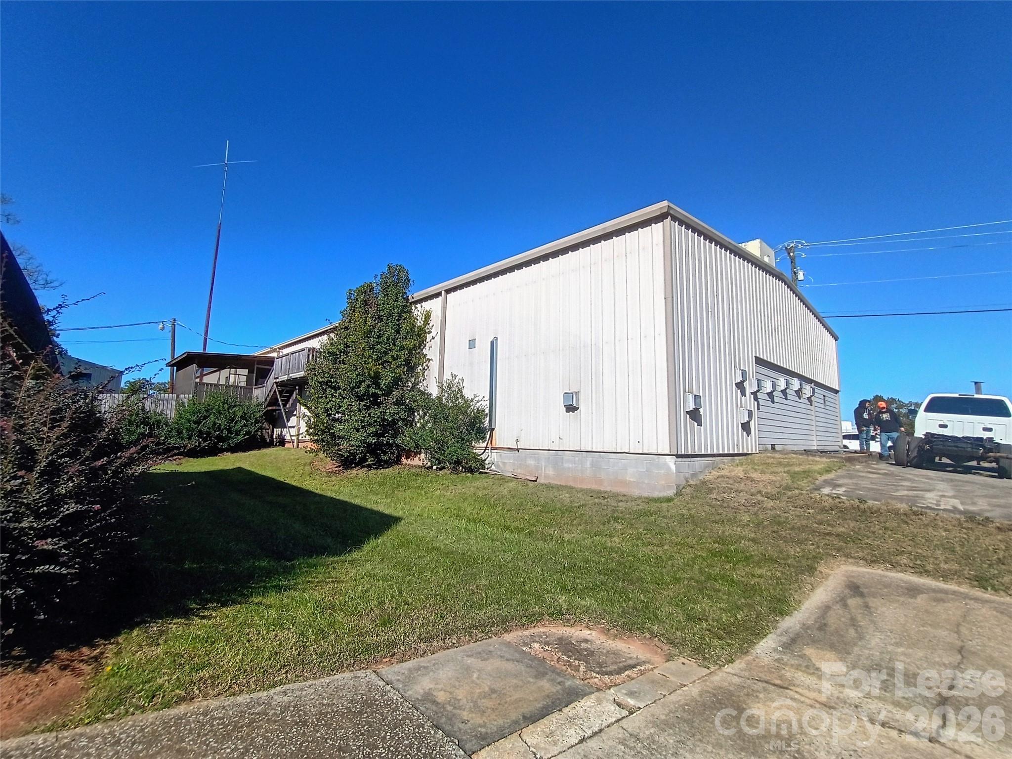911 Railroad Avenue Property Photo 4