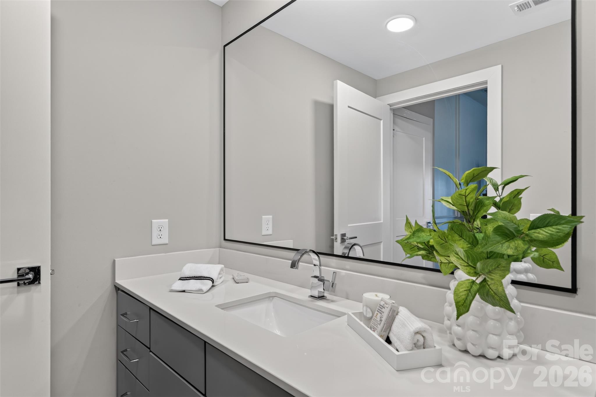 2401 Euclid Avenue 311 Property Photo 12
