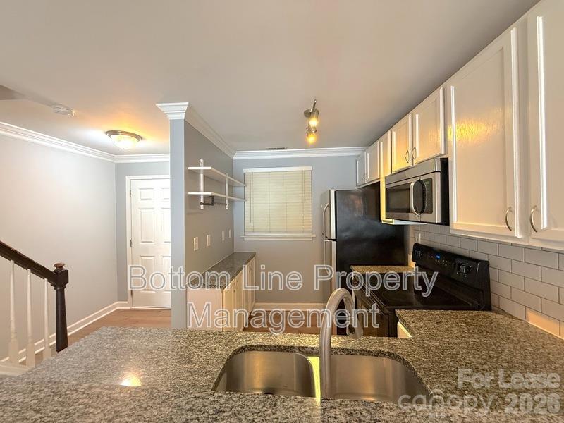 1218 Green Oaks Lane Property Photo 3