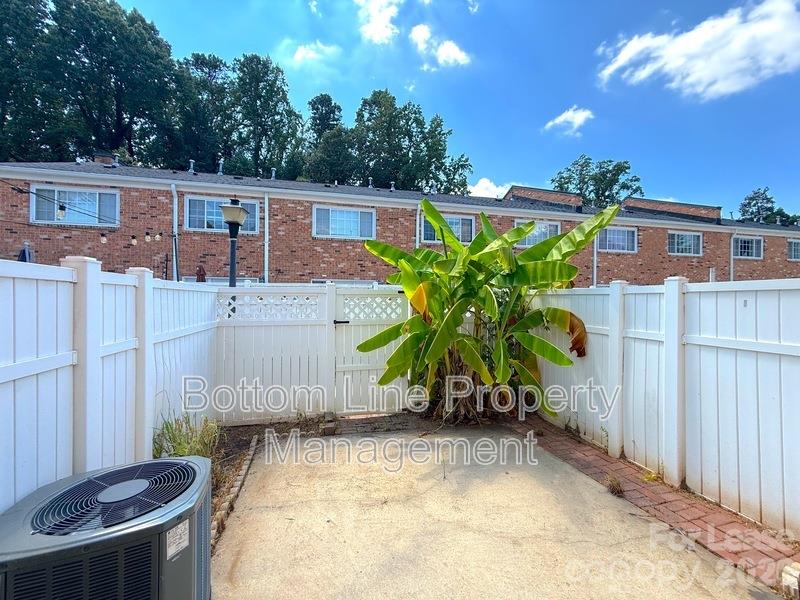 1218 Green Oaks Lane Property Photo 13