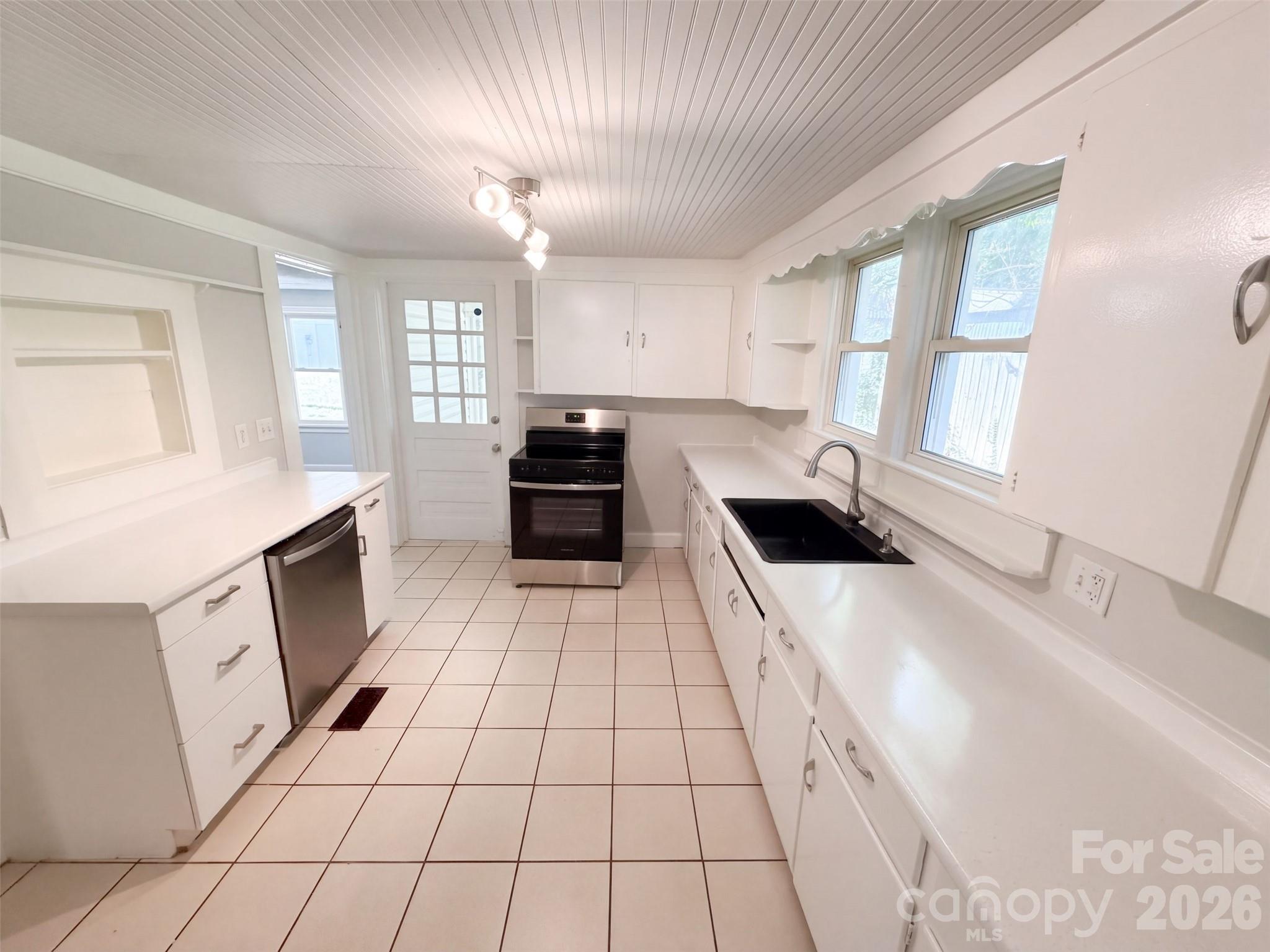 208 Elm Street Property Photo 6