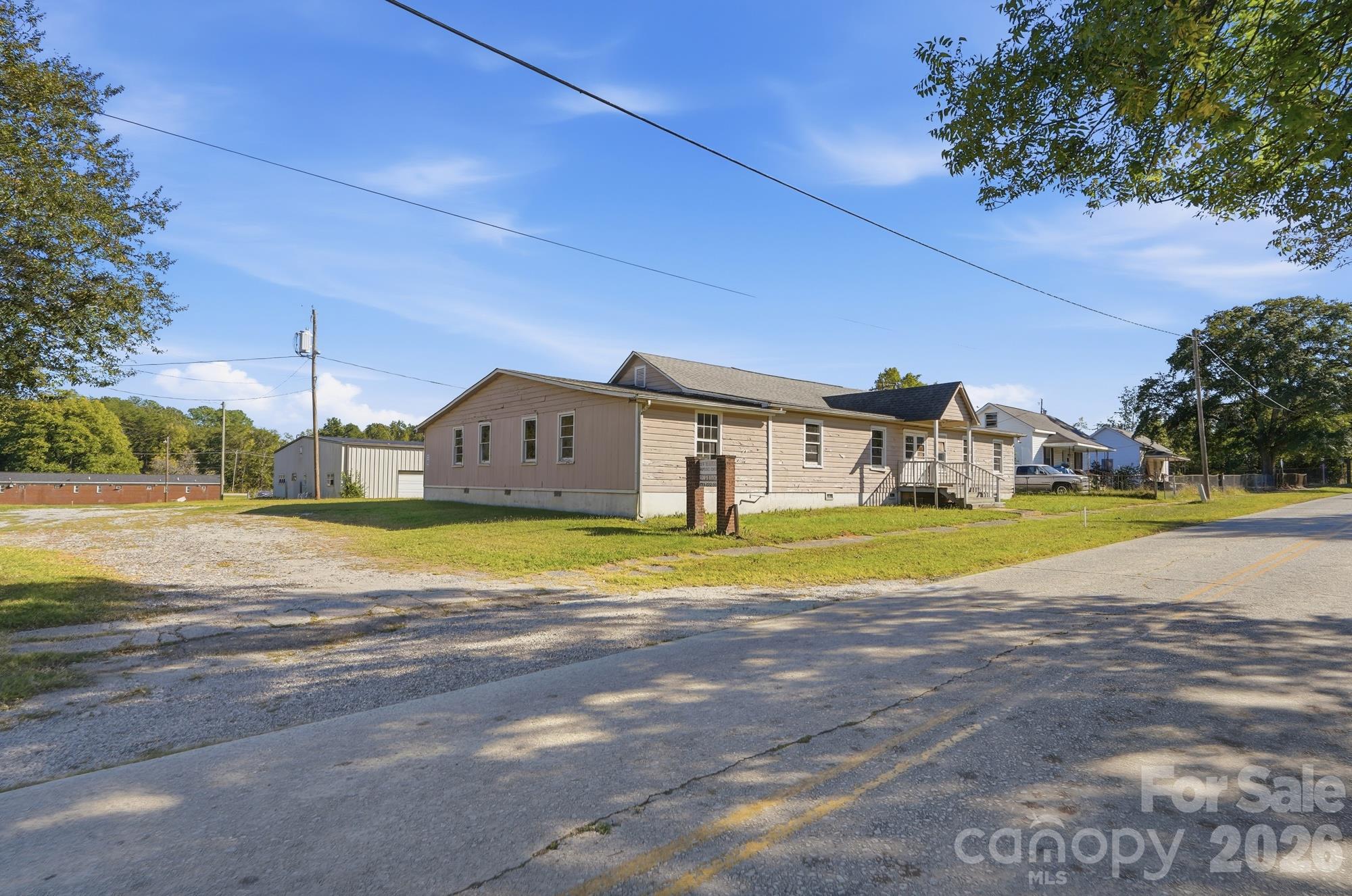 706 Old North Main Street Property Photo 1