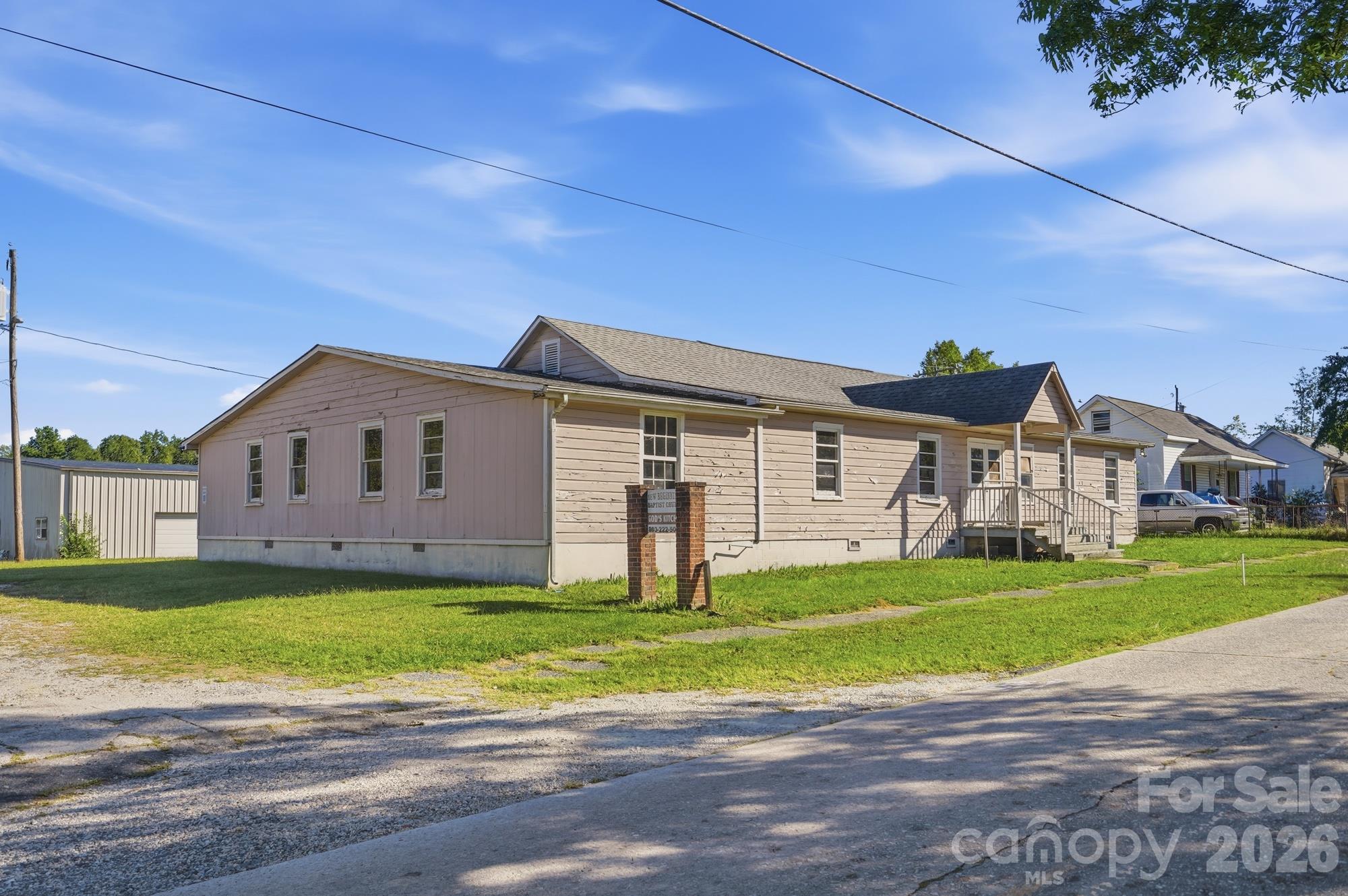 706 Old North Main Street Property Photo 2