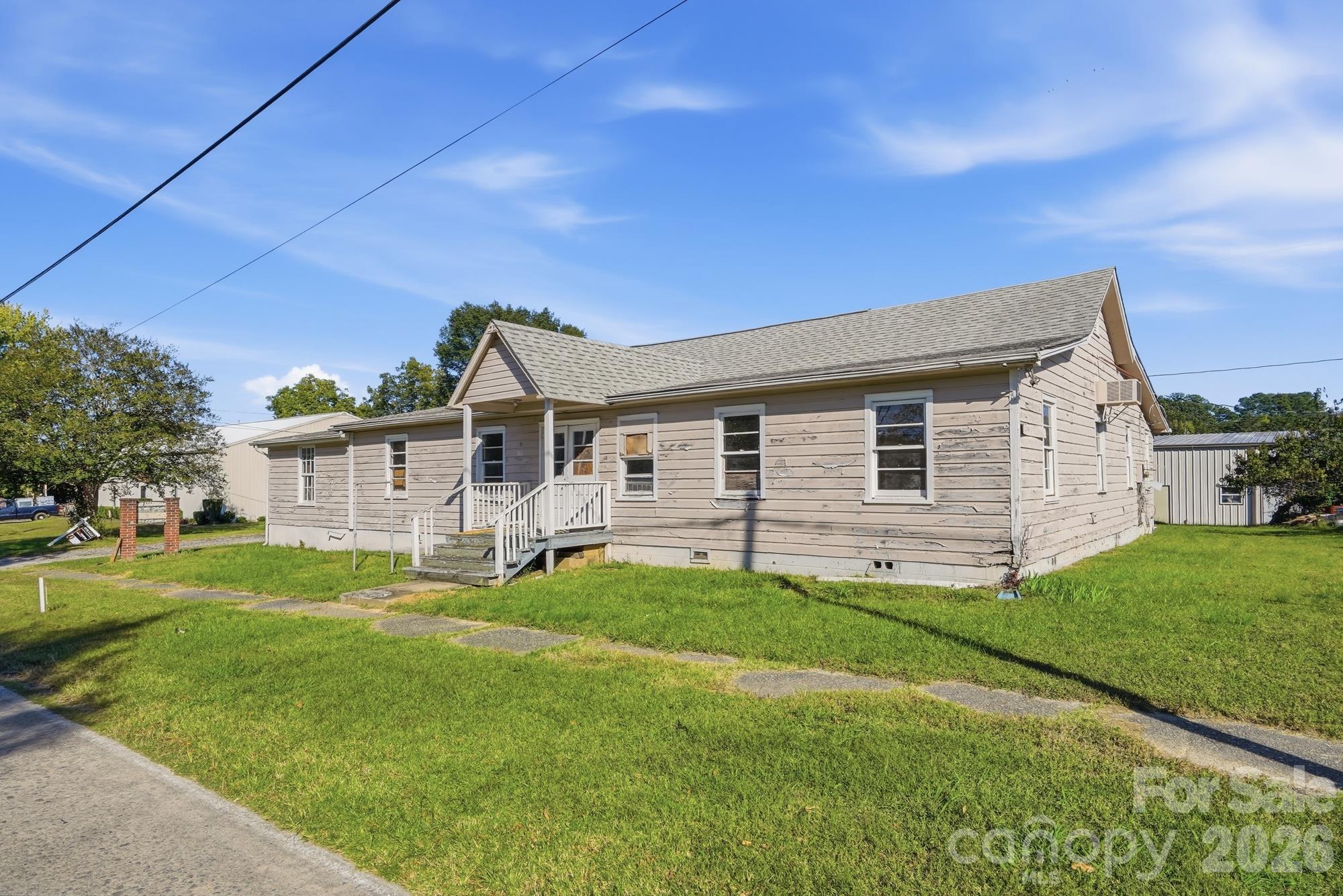 706 Old North Main Street Property Photo 4