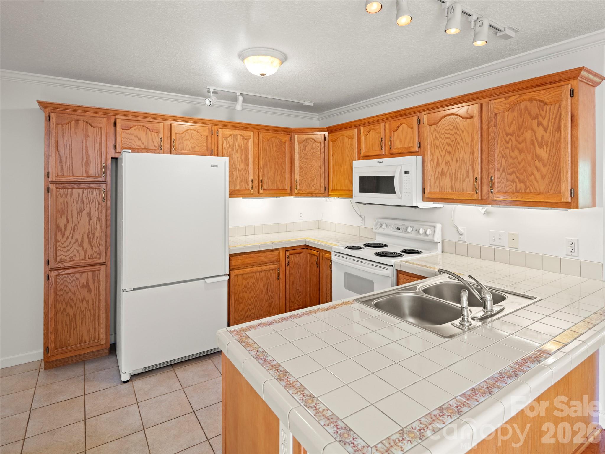 206 Waters Edge Drive Property Photo 14