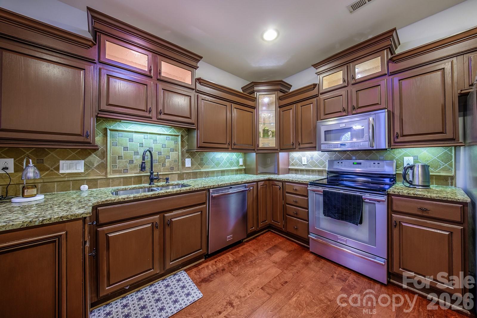 8562 Highland Glen Drive Property Photo 7