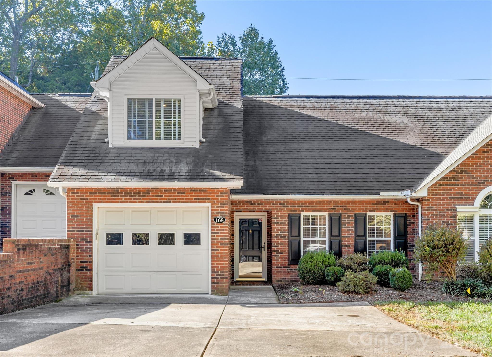 168 Columns Circle Property Photo 1