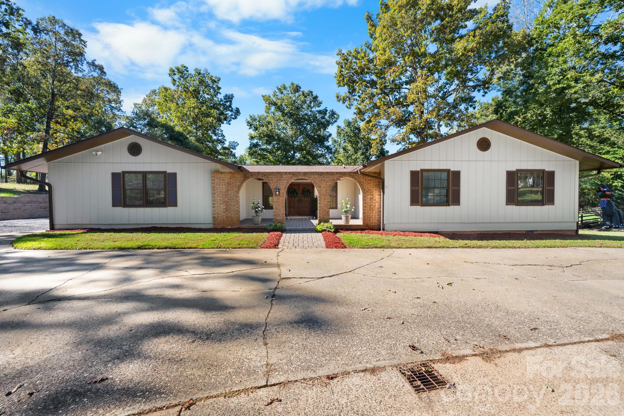 4024 Wandering Lane Property Photo 3