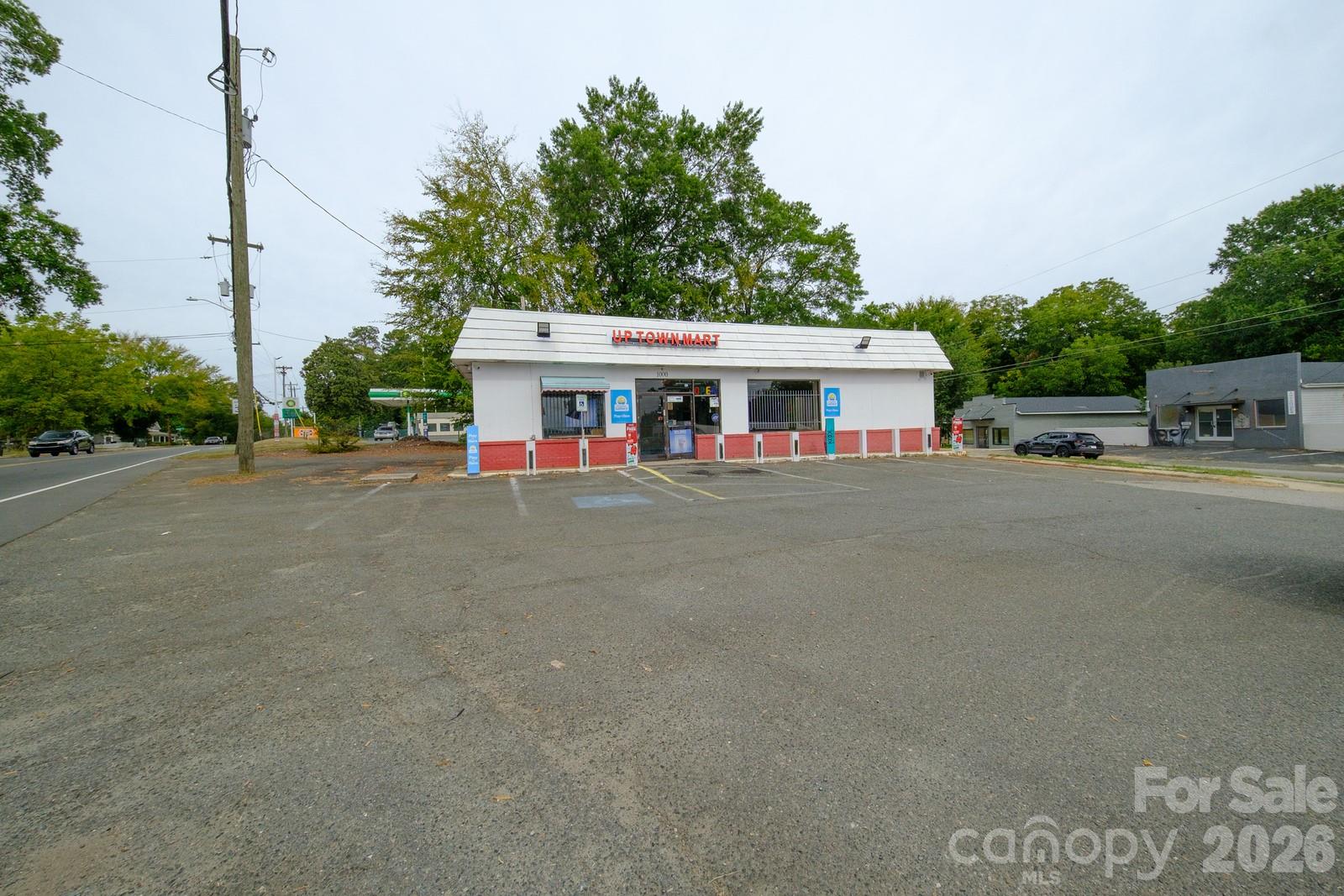 1000 N Charlotte Avenue Property Photo 1