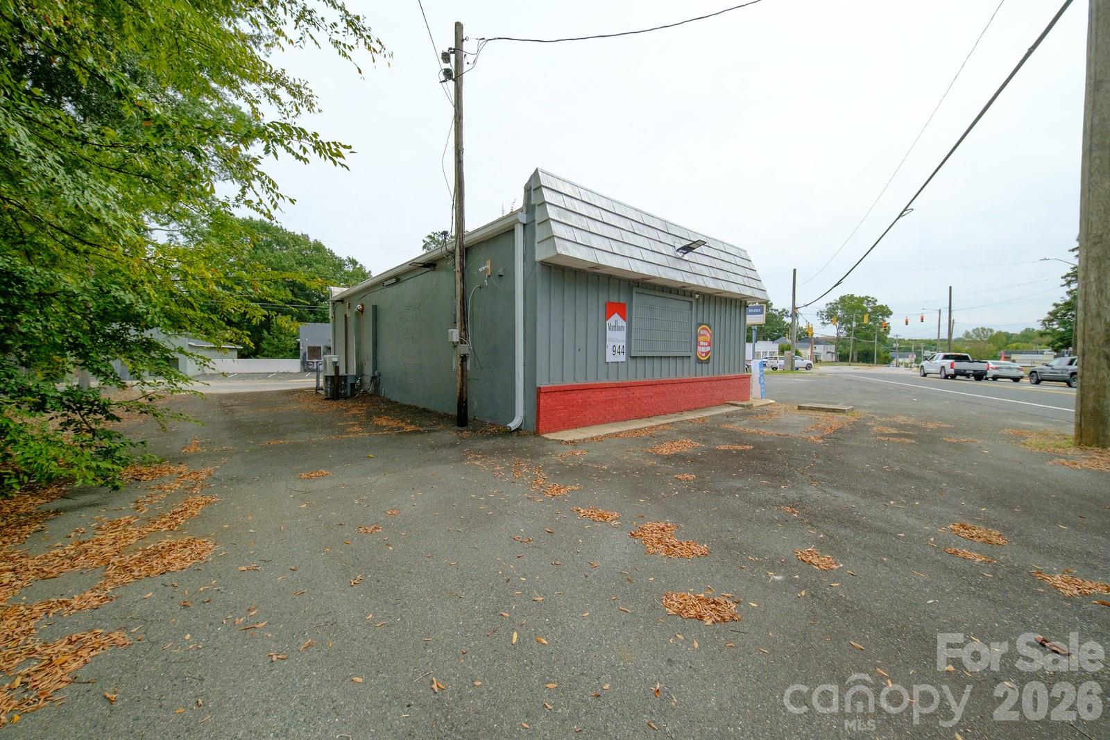 1000 N Charlotte Avenue Property Photo 4
