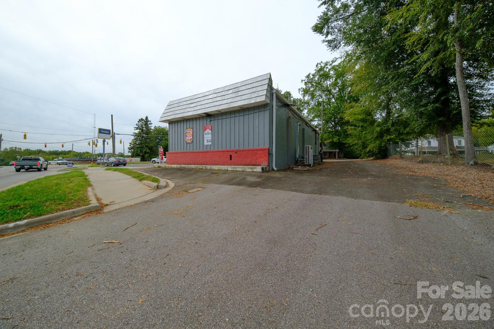 1000 N Charlotte Avenue Property Photo 5