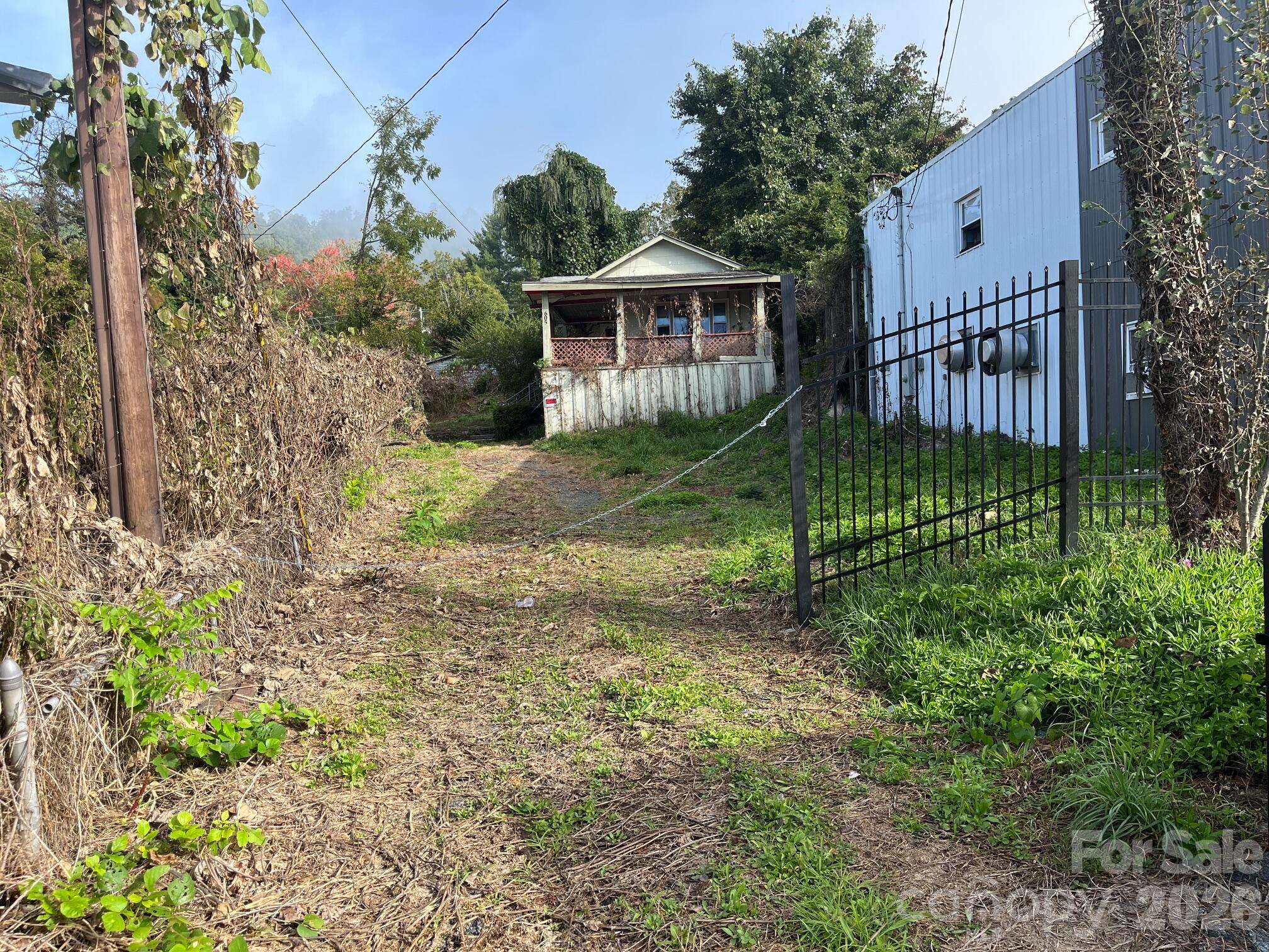 605 Oak Avenue Property Photo 1