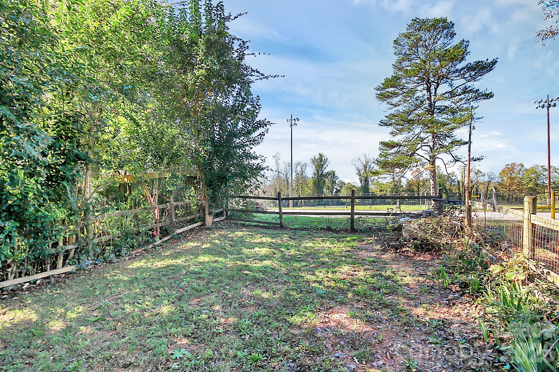 105 Oak Street Property Photo 30