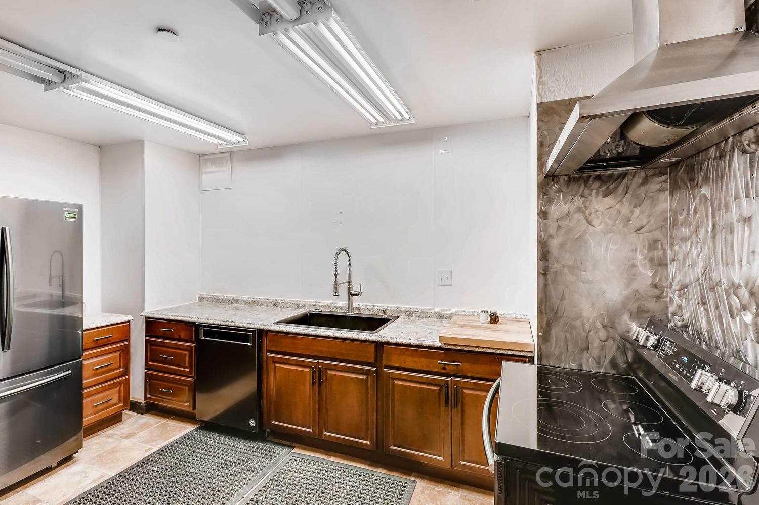 525 E 6th Street 115,116,117 Property Photo 18