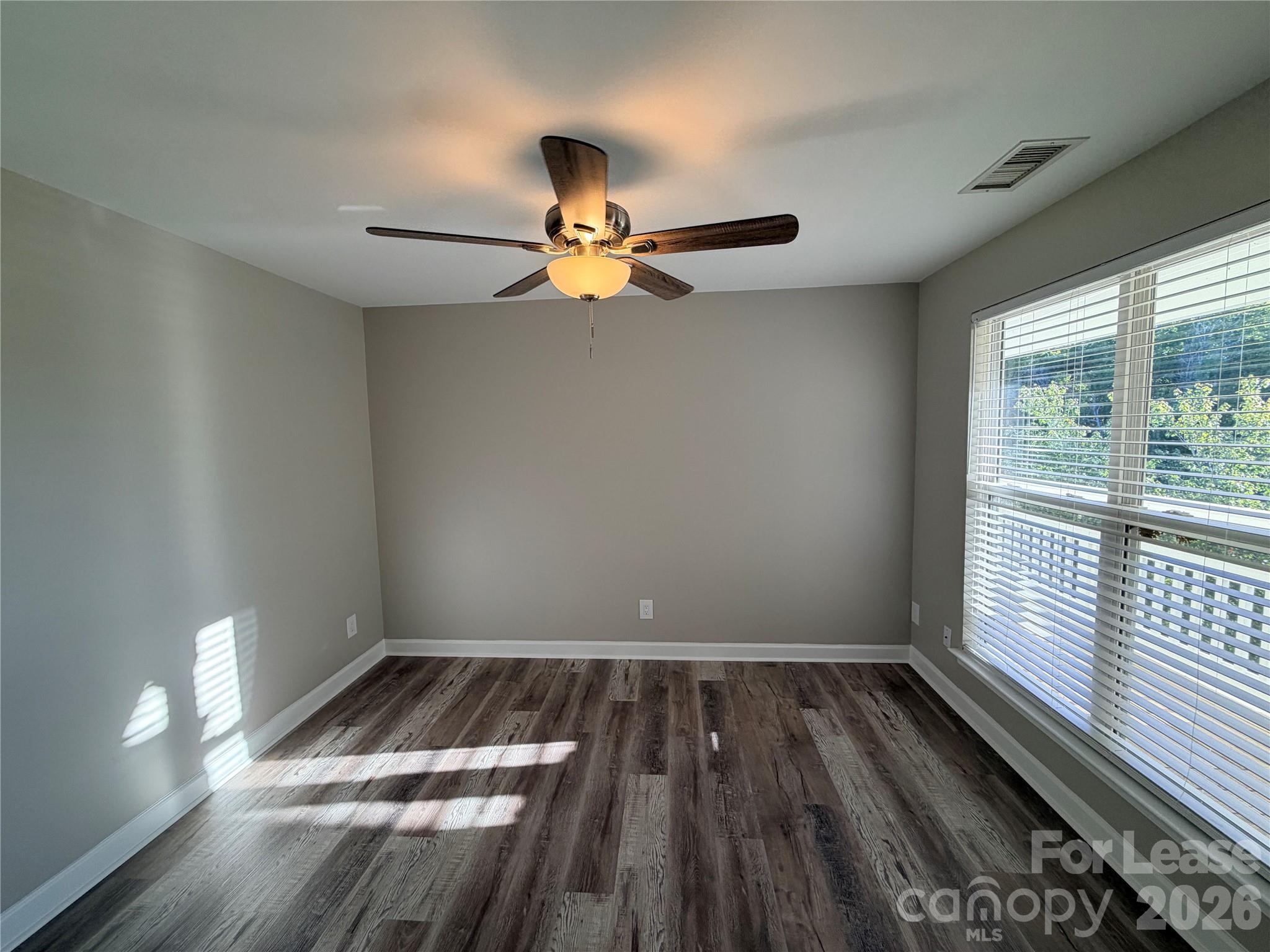 547 Southeast Drive Property Photo 2