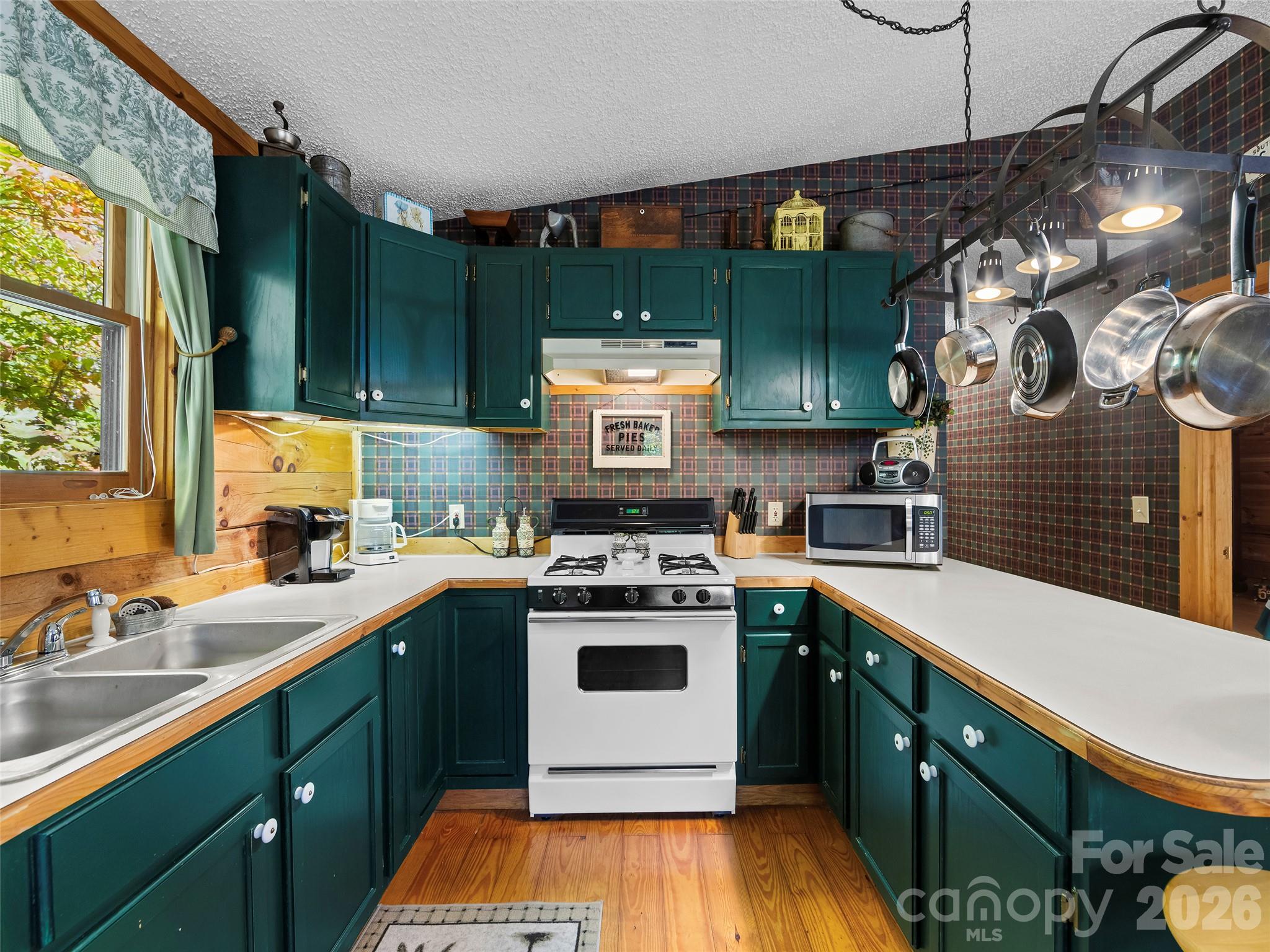 716 Wolf Laurel Drive Property Photo 10
